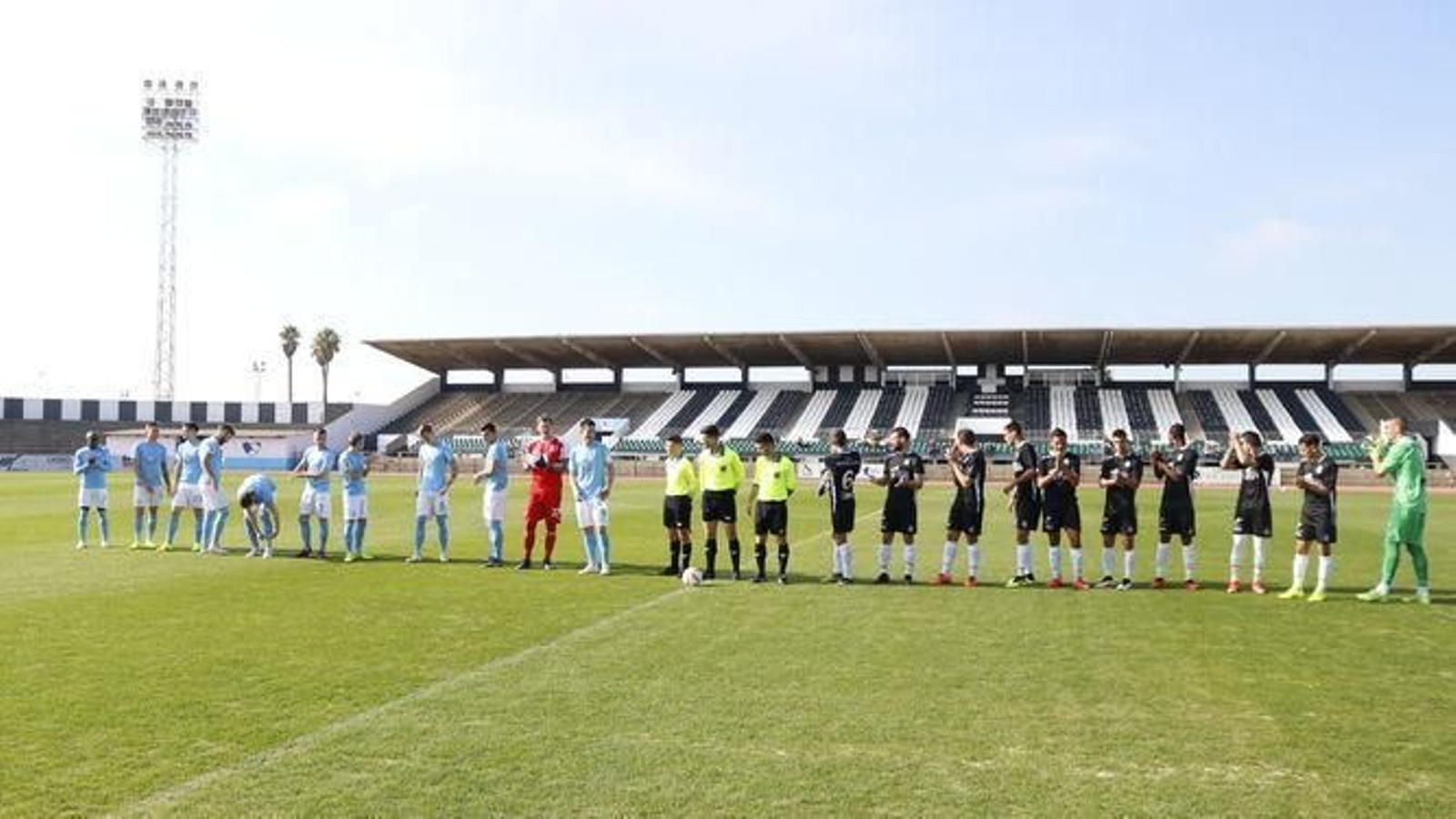 Jugadores de Balona y Malmoe se saludan antes de comenzar su amistoso