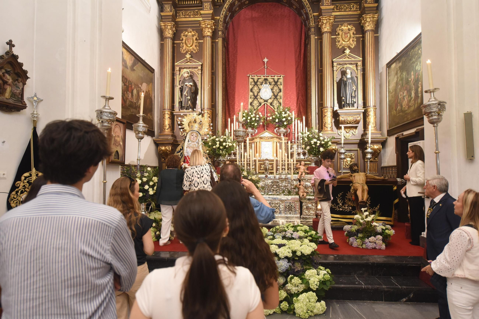 El besamanos de la Virgen de los Dolores, en imágenes