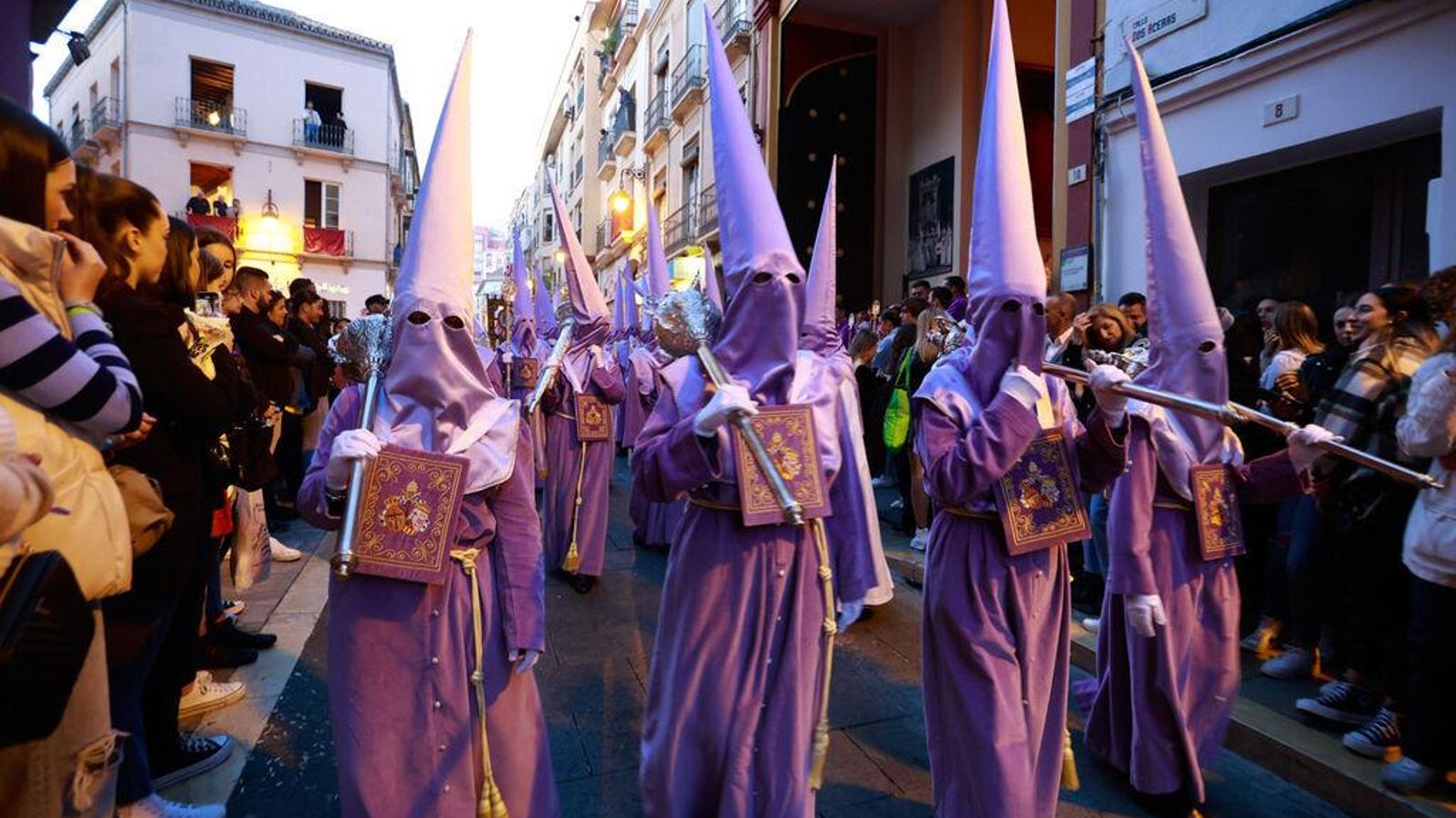 Los nazarenos de color malva bajan por la calle Dos Aceras. Los nazarenos de color malva bajan por la calle Dos Aceras.