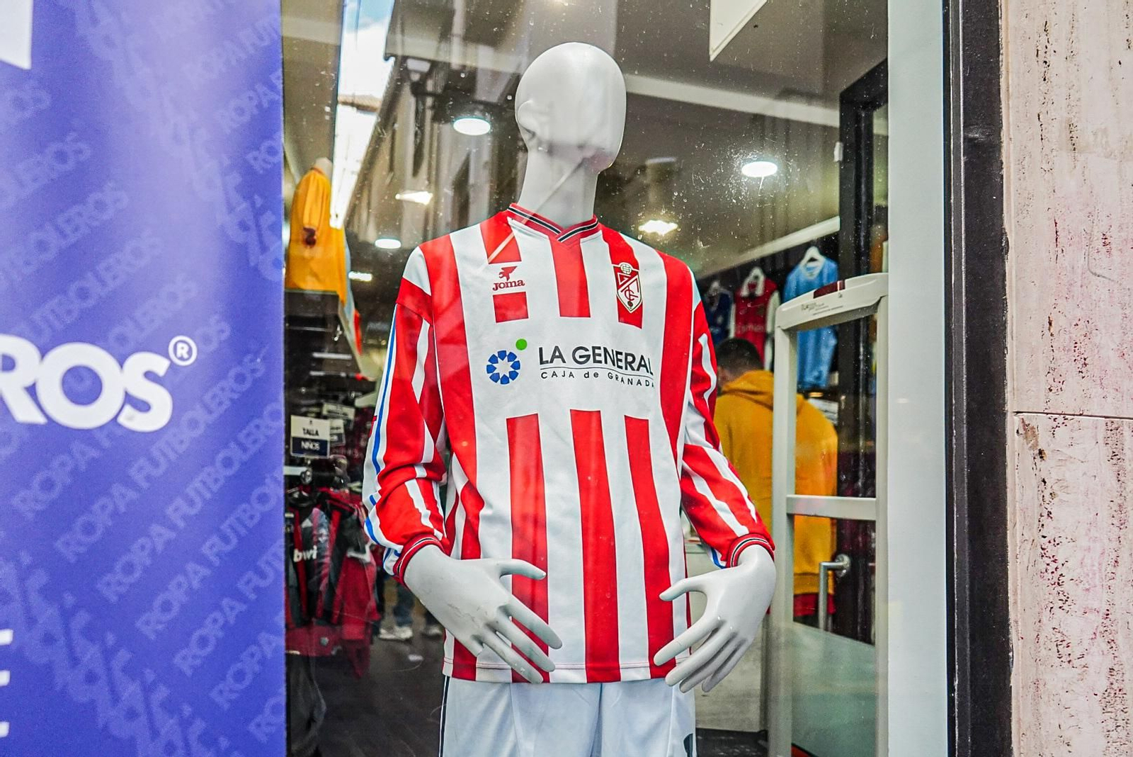 Las imágenes: así es la tienda con más de 3.000 camisetas de fútbol retro de Granada