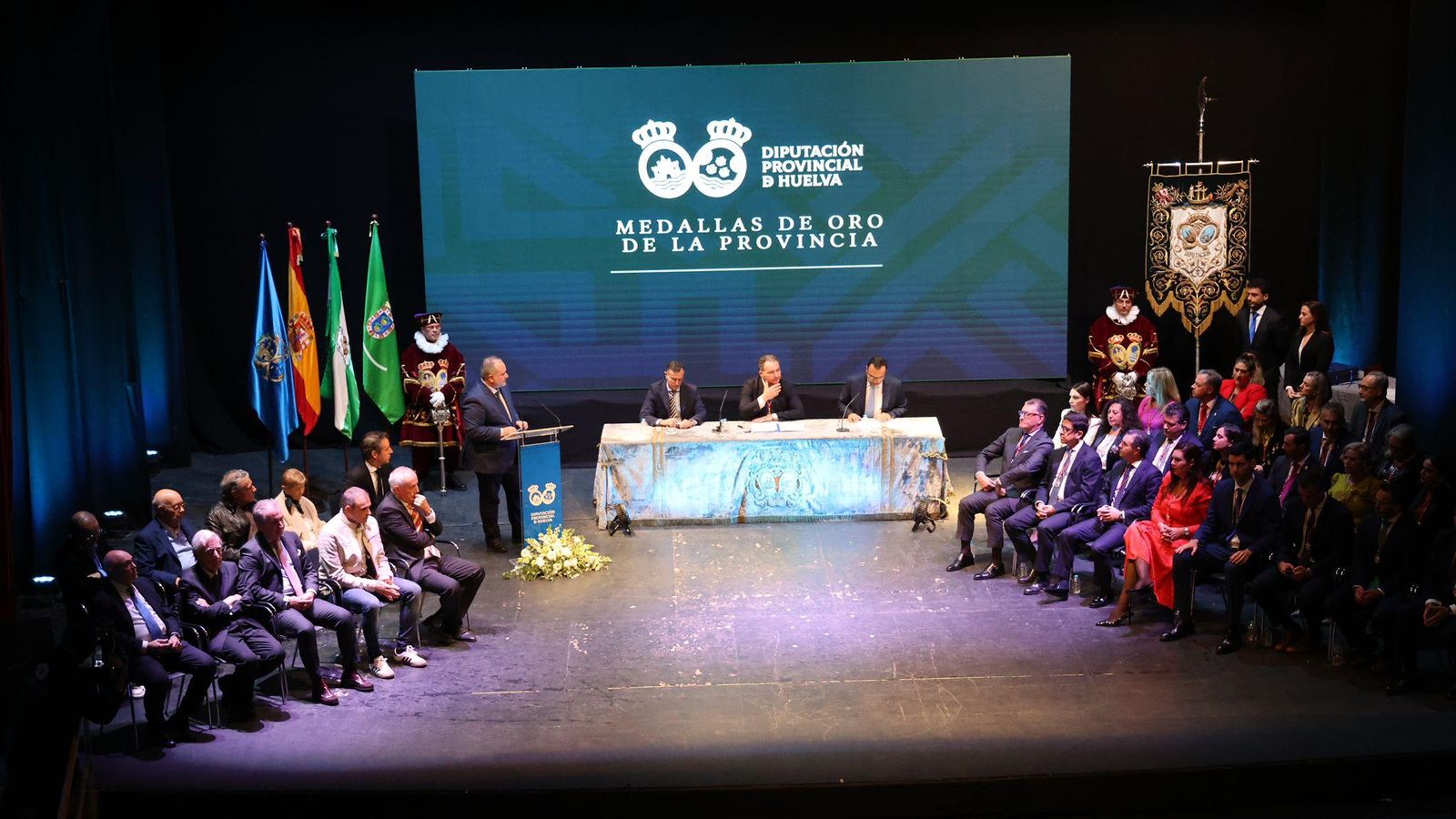 El Teatro Puerta del Andévalo de Valverde del Camino ha acogido el acto de entrega de las Medallas de Oro de la Provincia 2024.