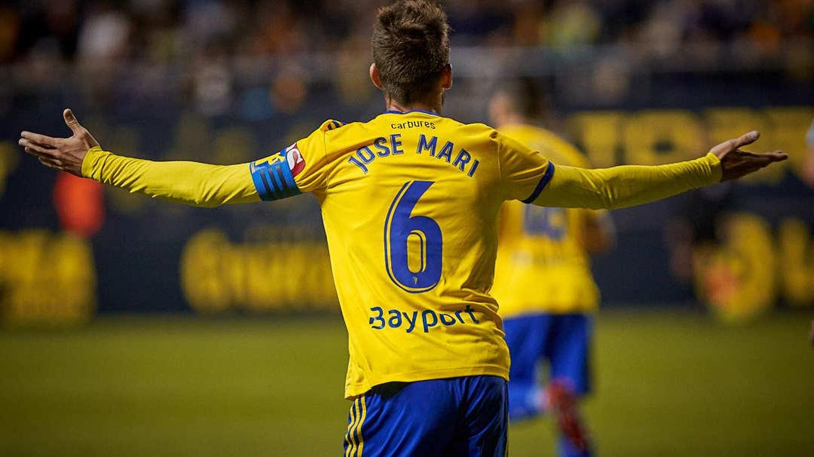 José Mari se abre de brazos mientras reclama al colegiado.