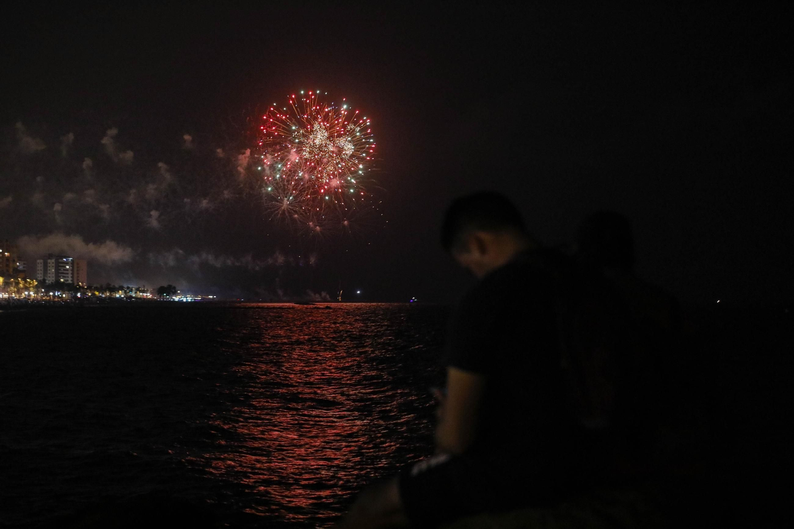 Las mejores imágenes de los fuegos artificiales de la feria de Almeria