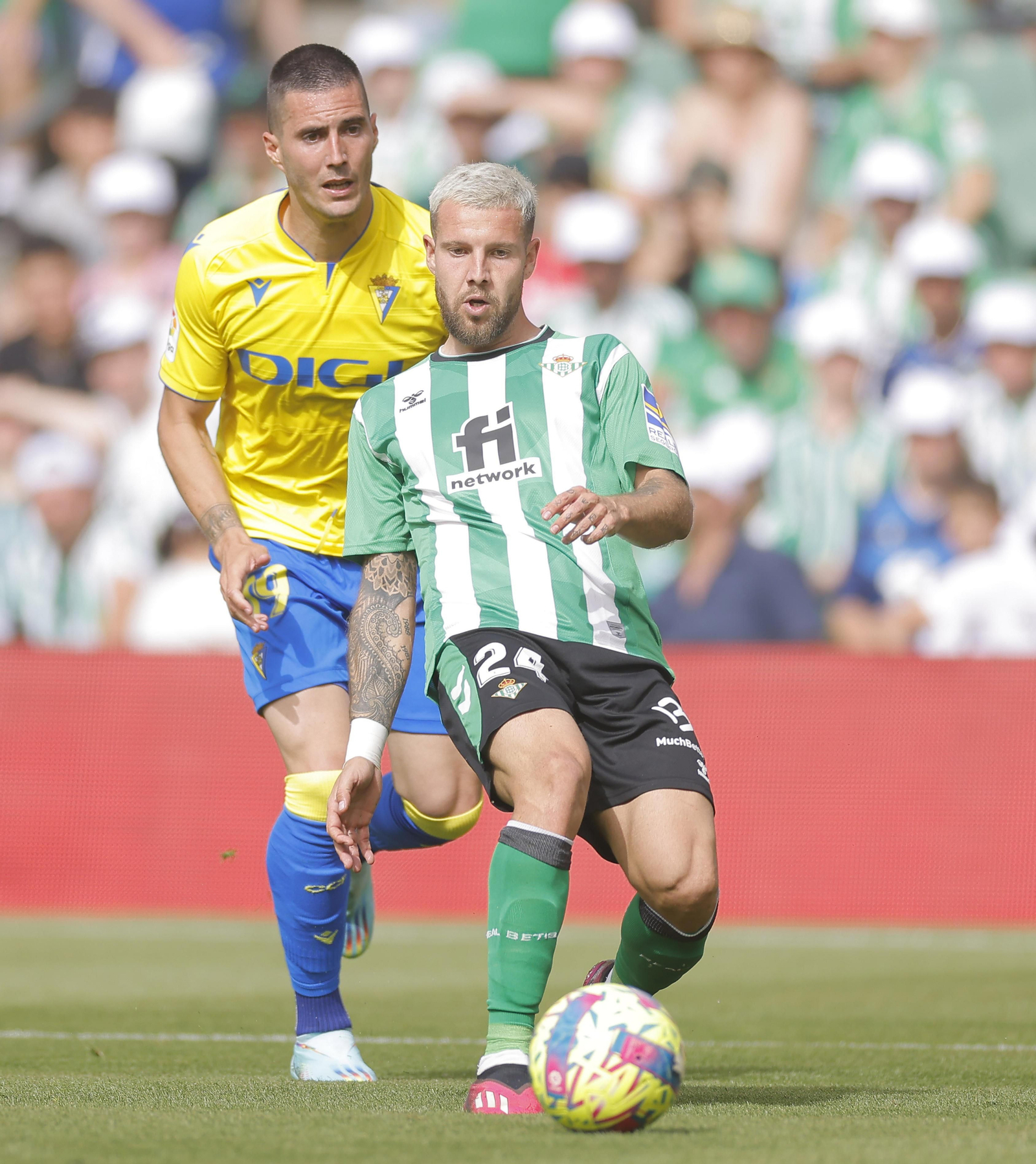 Aitor Ruibal se anticipa a Sergi Guardiola.