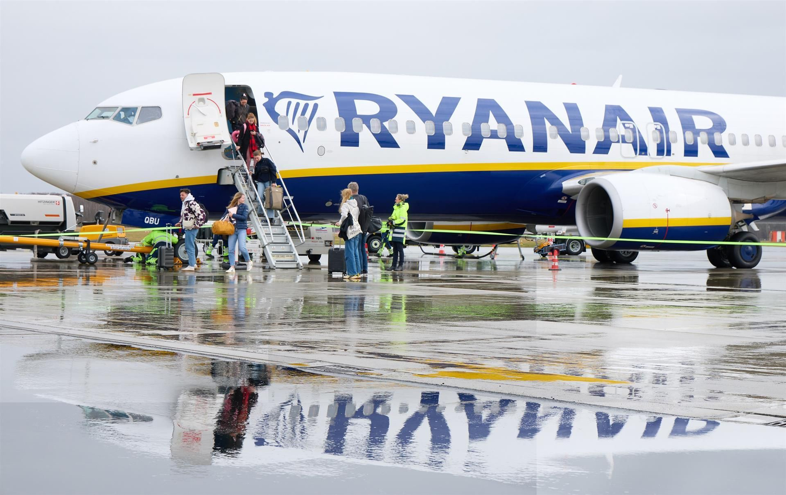 Pasajeros de Mallorca abandonan un Boeing 737 800 AS de Ryanair. Pasajeros de Mallorca abandonan un Boeing 737 800 AS de Ryanair.