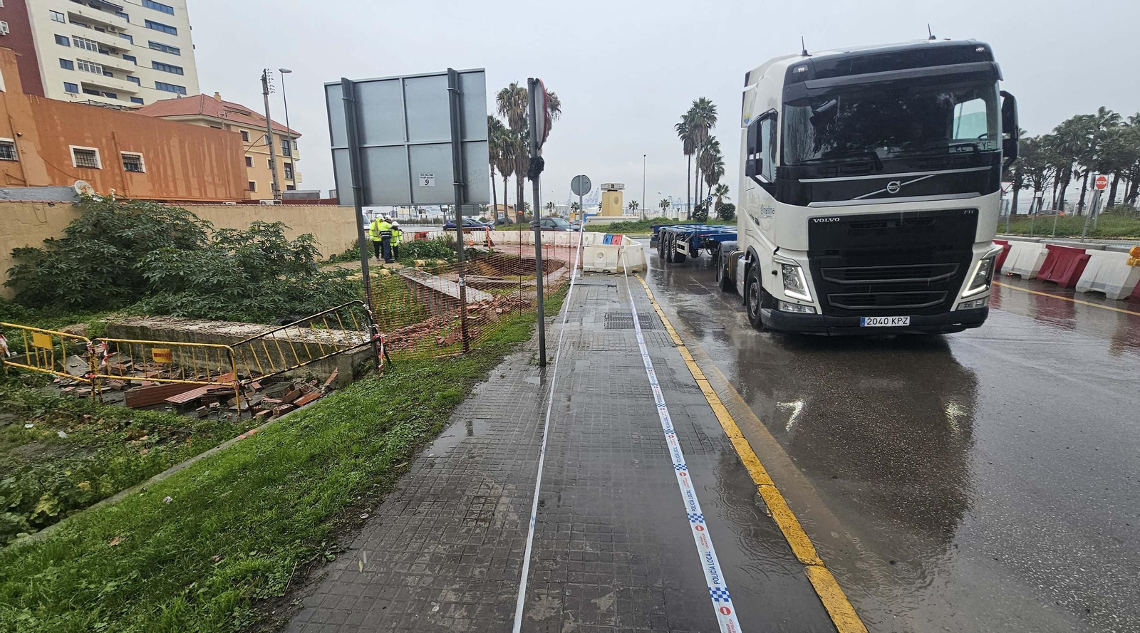 La rotonda del Varadero de Algeciras tras el hundimiento de una plancha de cubría el arroyo del Saladillo, en imágenes