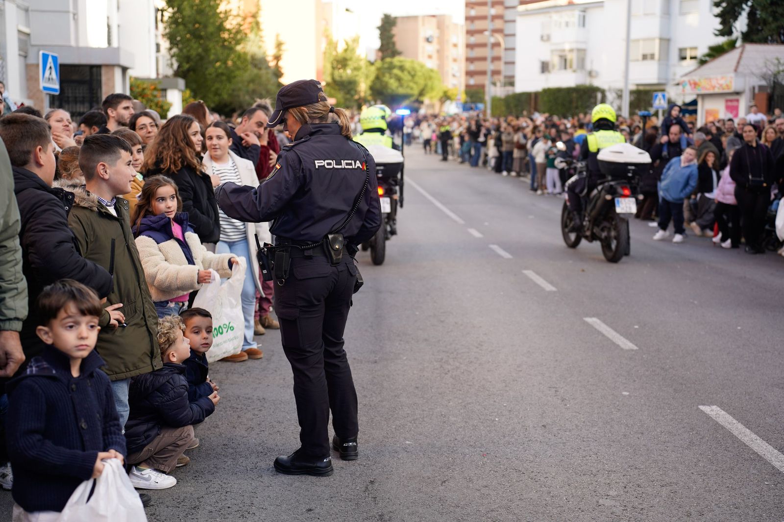 Búscate en las fotos de la cabalgata de Reyes Magos 2026 en Algeciras