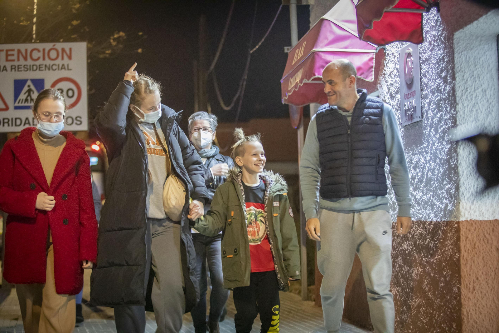 Imágenes del recibimiento en Chiclana a un grupo de refugiados ucranianos