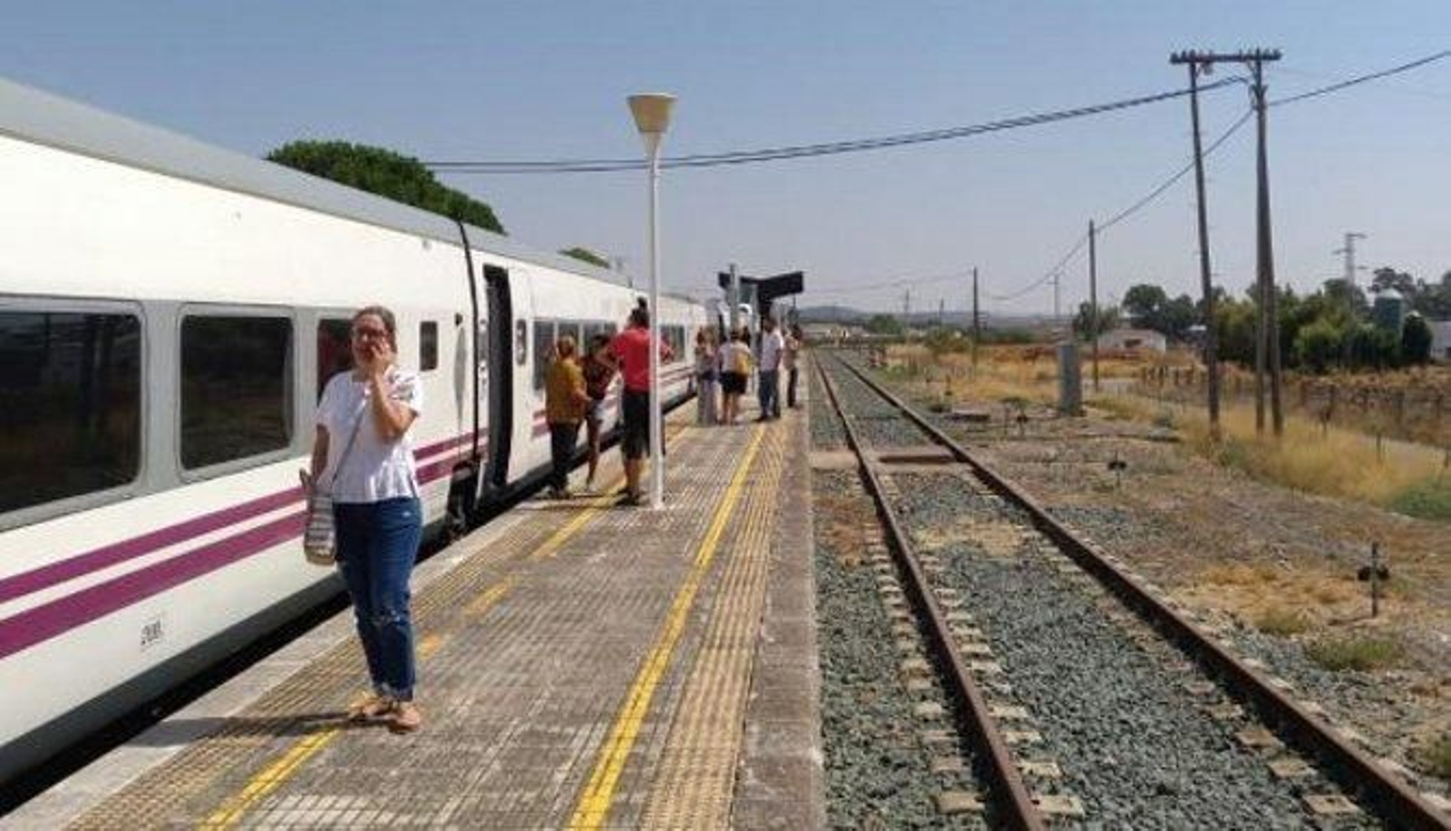 Los pasajeros de uno de los trenes que han sufrido problemas este verano esperando en el andén.