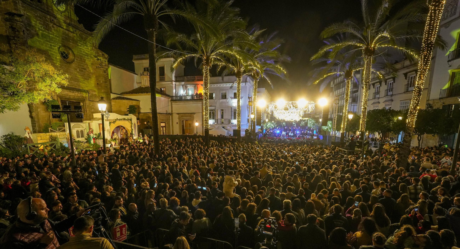 La Navidad en Jerez arrancó con la inauguración del alumbrado y el concierto de Luis de Perikín.