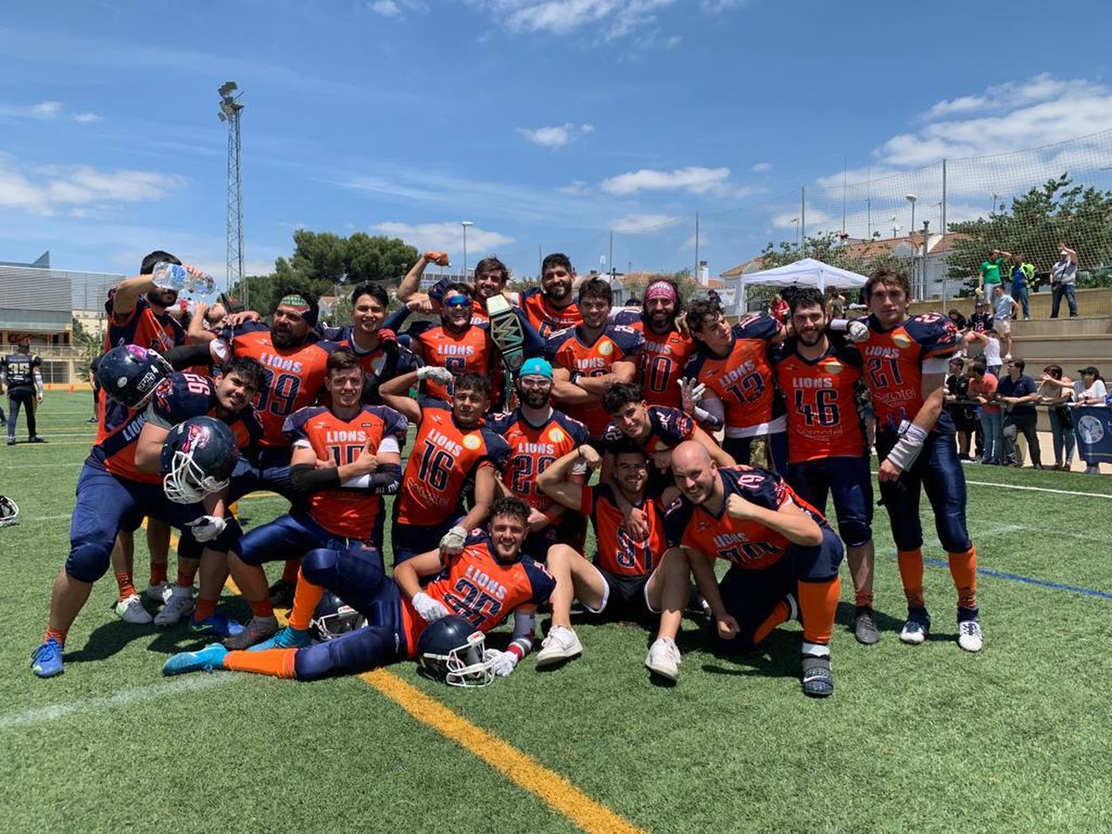 Los integrantes de los Granada Lions celebran la victoria en Sevilla.