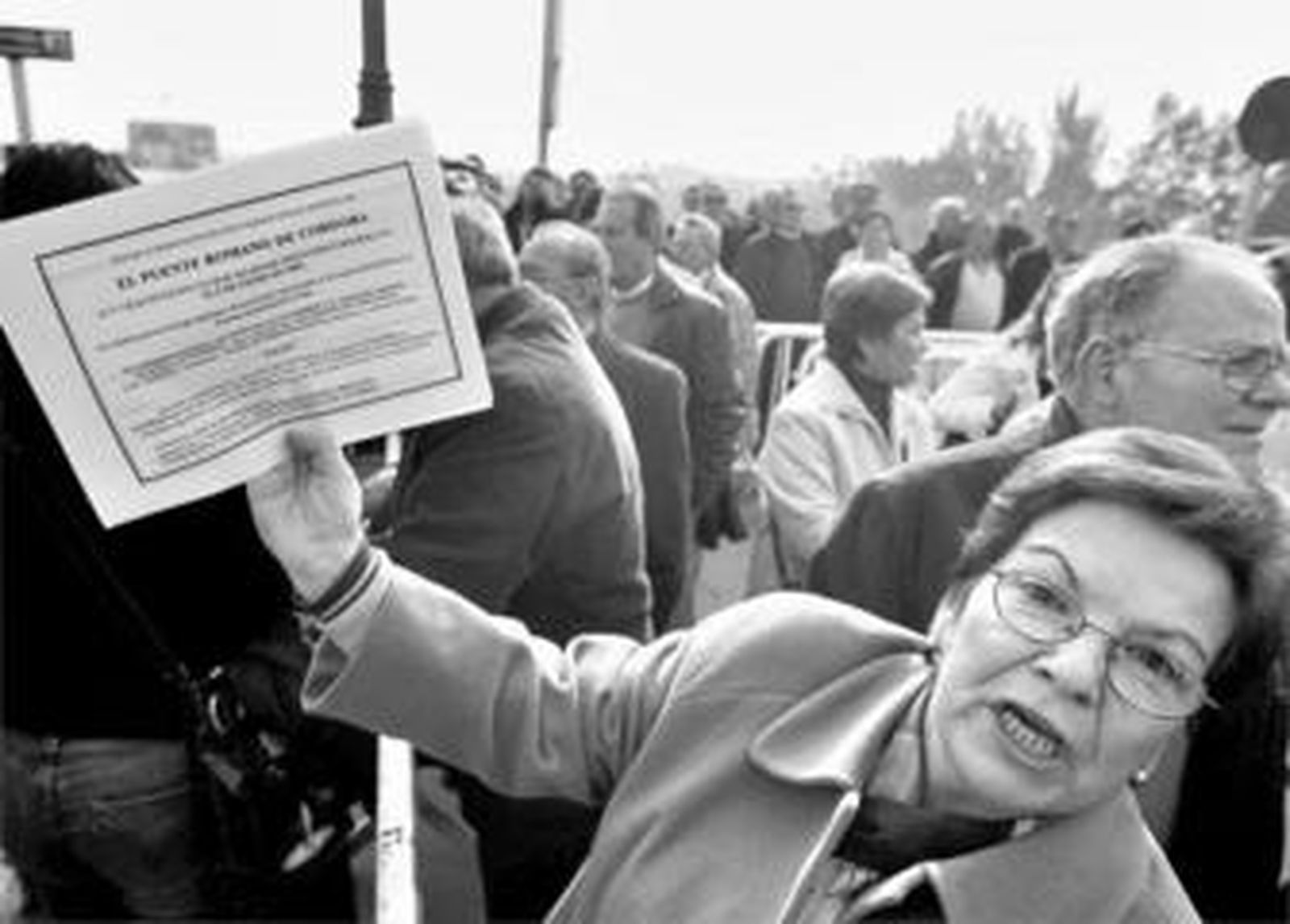 Abucheos y esquelas por el "fallecimiento" del Puente Romano