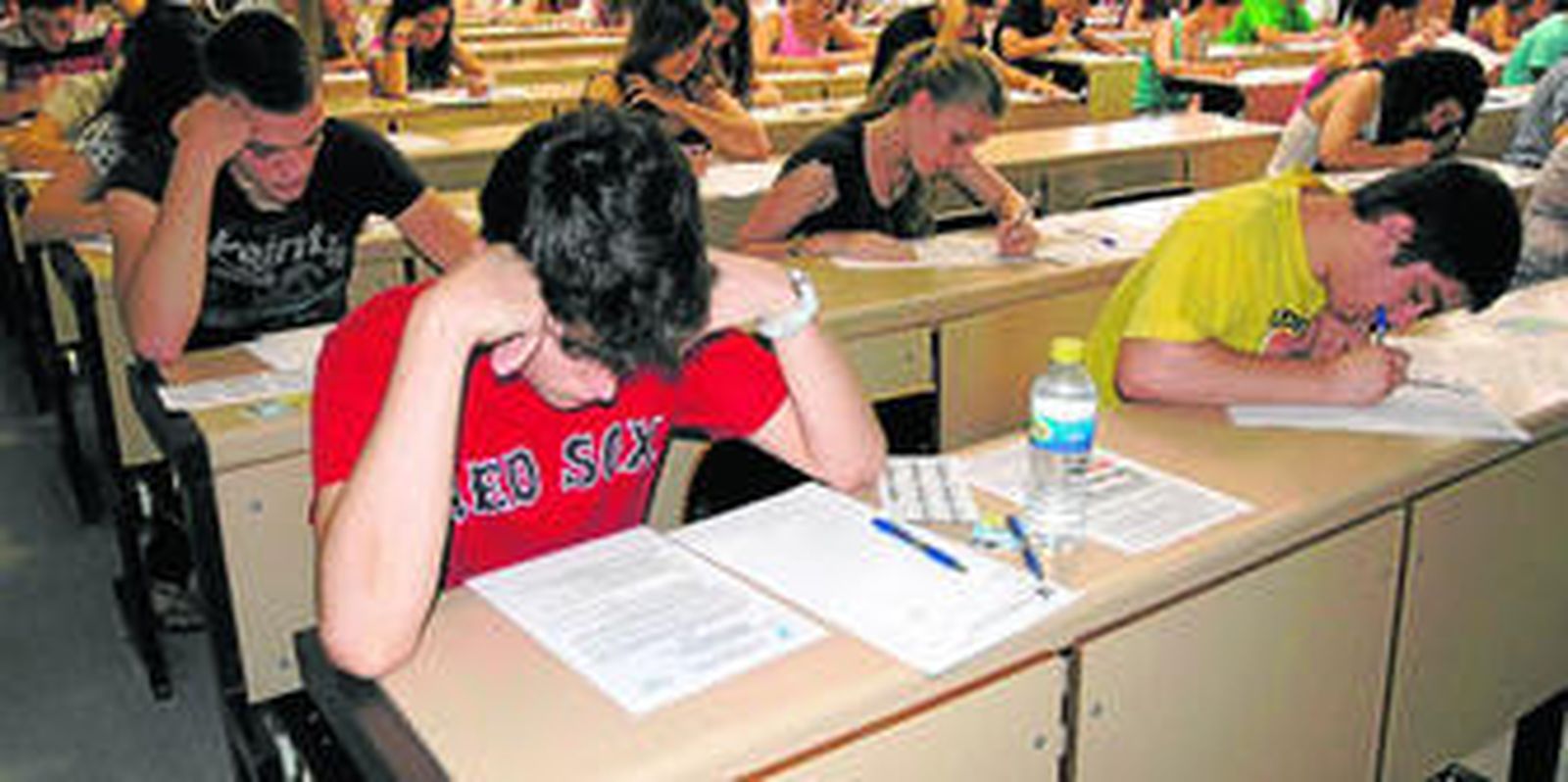 Alumnos de Bachillerato se enfrentan a los exámenes de Selectividad en la Universidad de Almería.