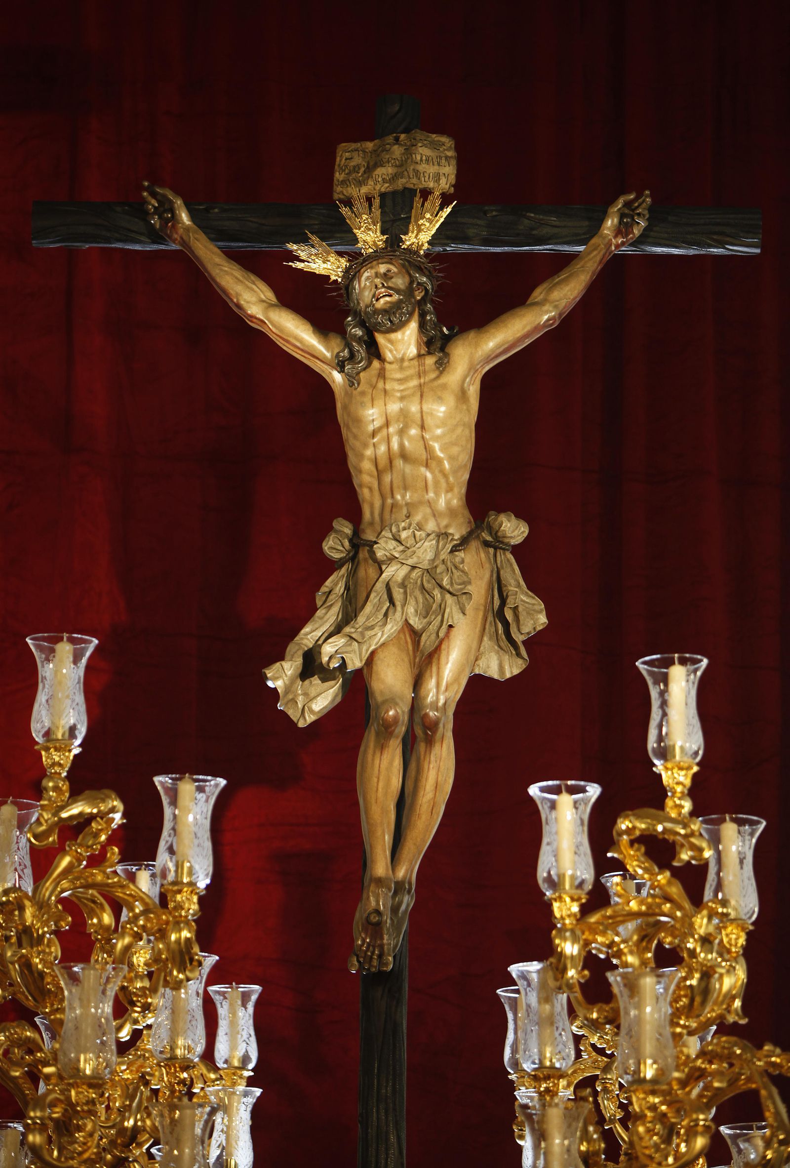 Detalle de uno de los nuevos candelabros del paso.