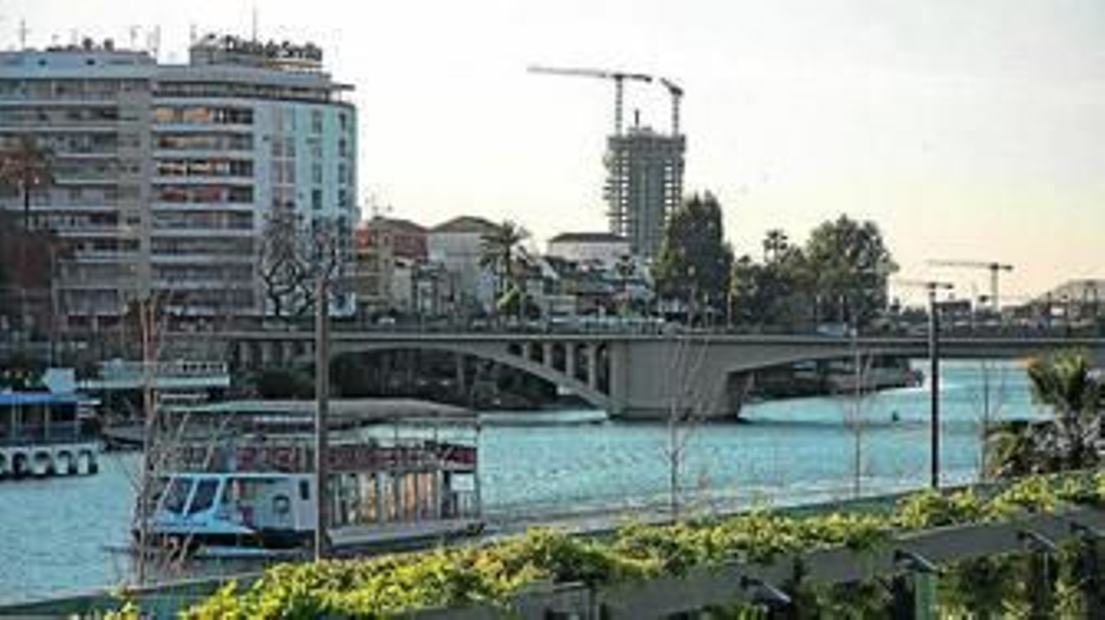 El puente de San Telmo será uno de los que podrán lucir publicidad.