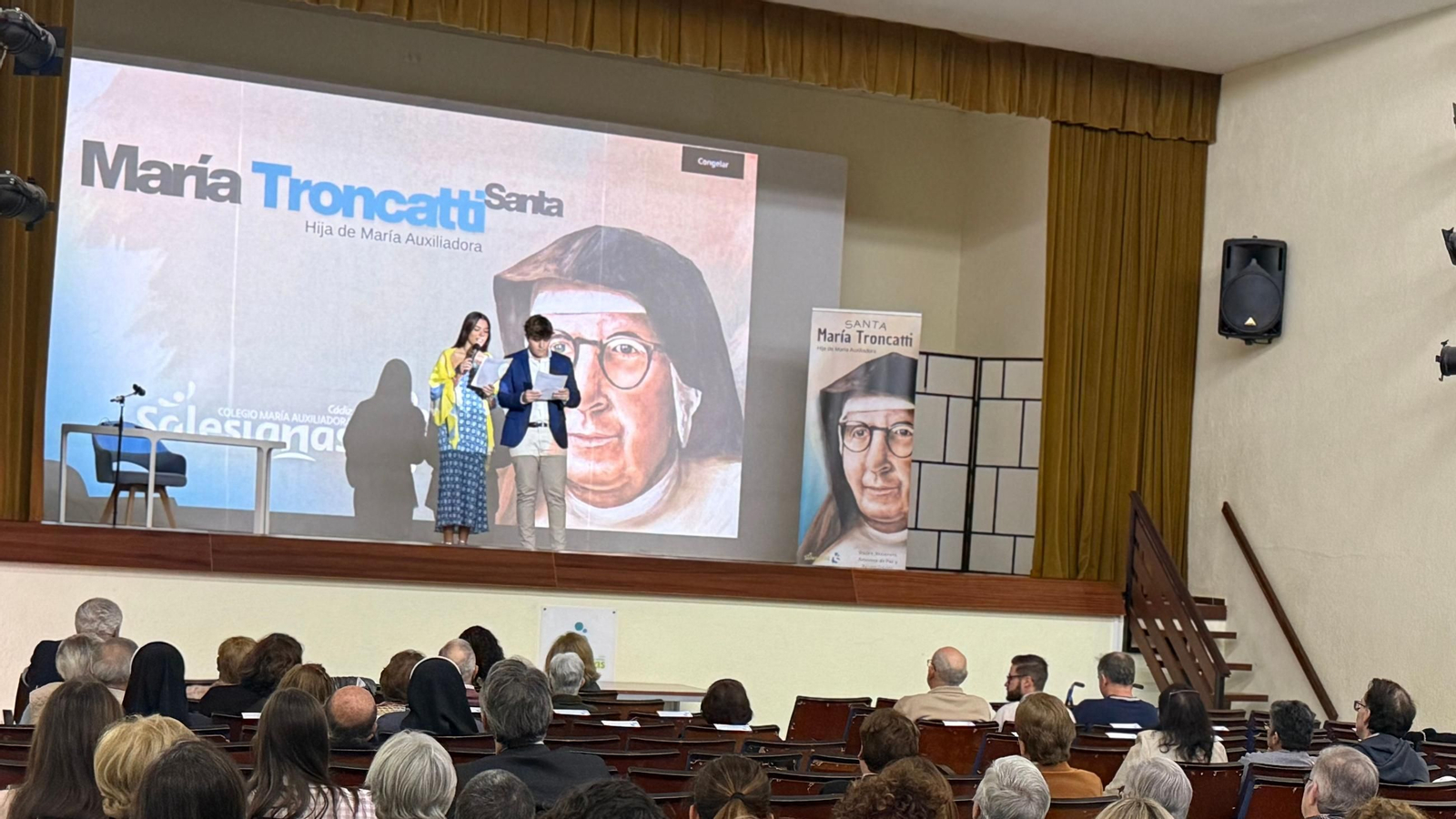 Celebración por la canonización de Sor María Troncatti en el salón de actos del colegio Salesianas de Cádiz.