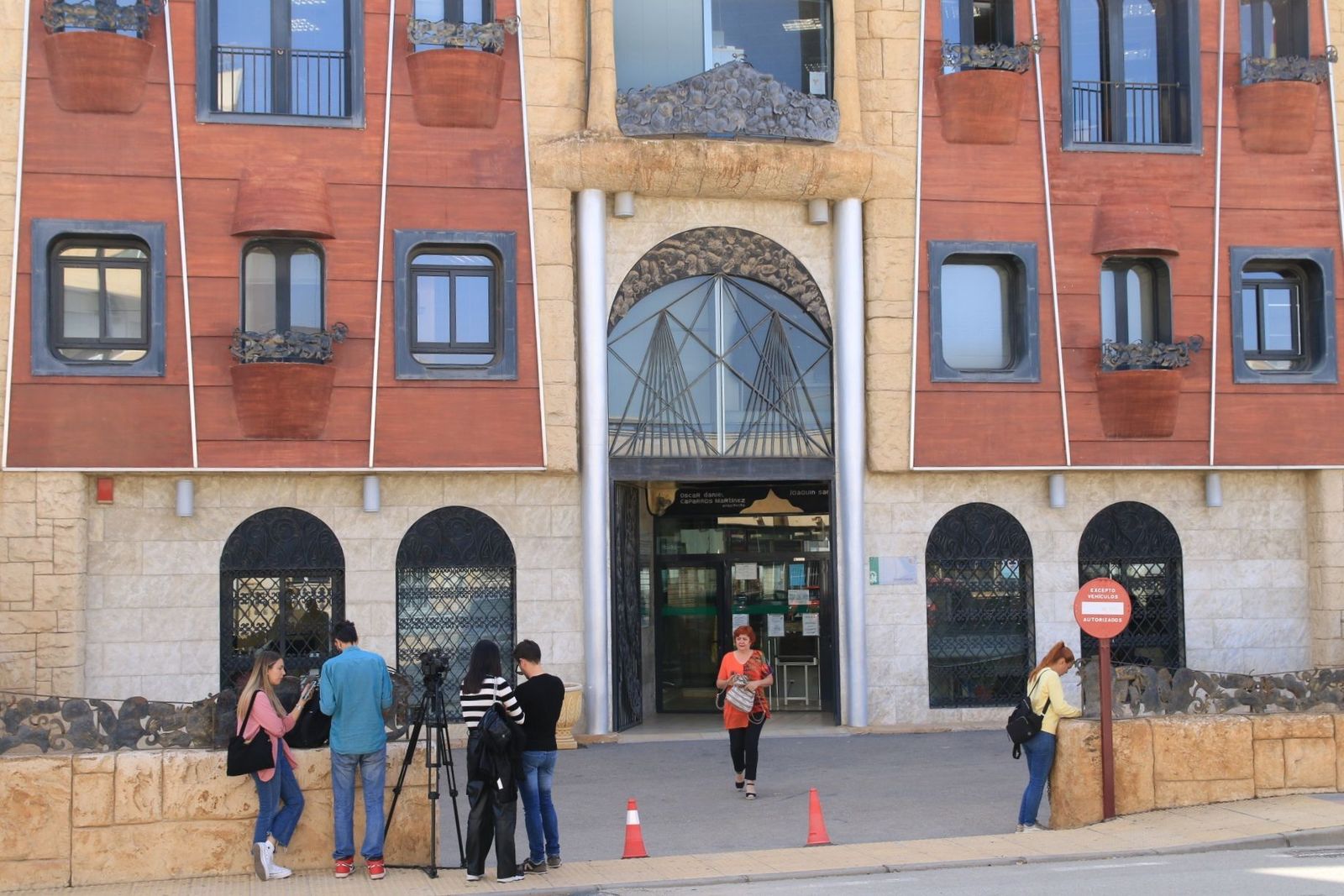 Exterior de los juzgados de Vera este jueves.