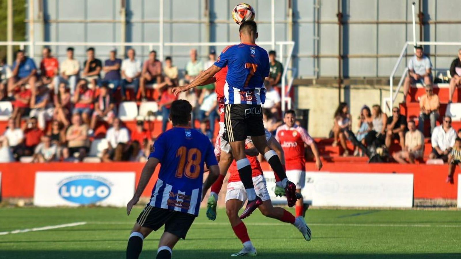 Diego remata de cabeza.