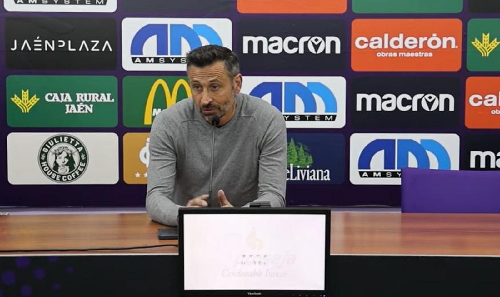 Manolo Herrero atiende a los medios de comunicación en rueda de prensa tras la victoria sobre el Poli Ejido.