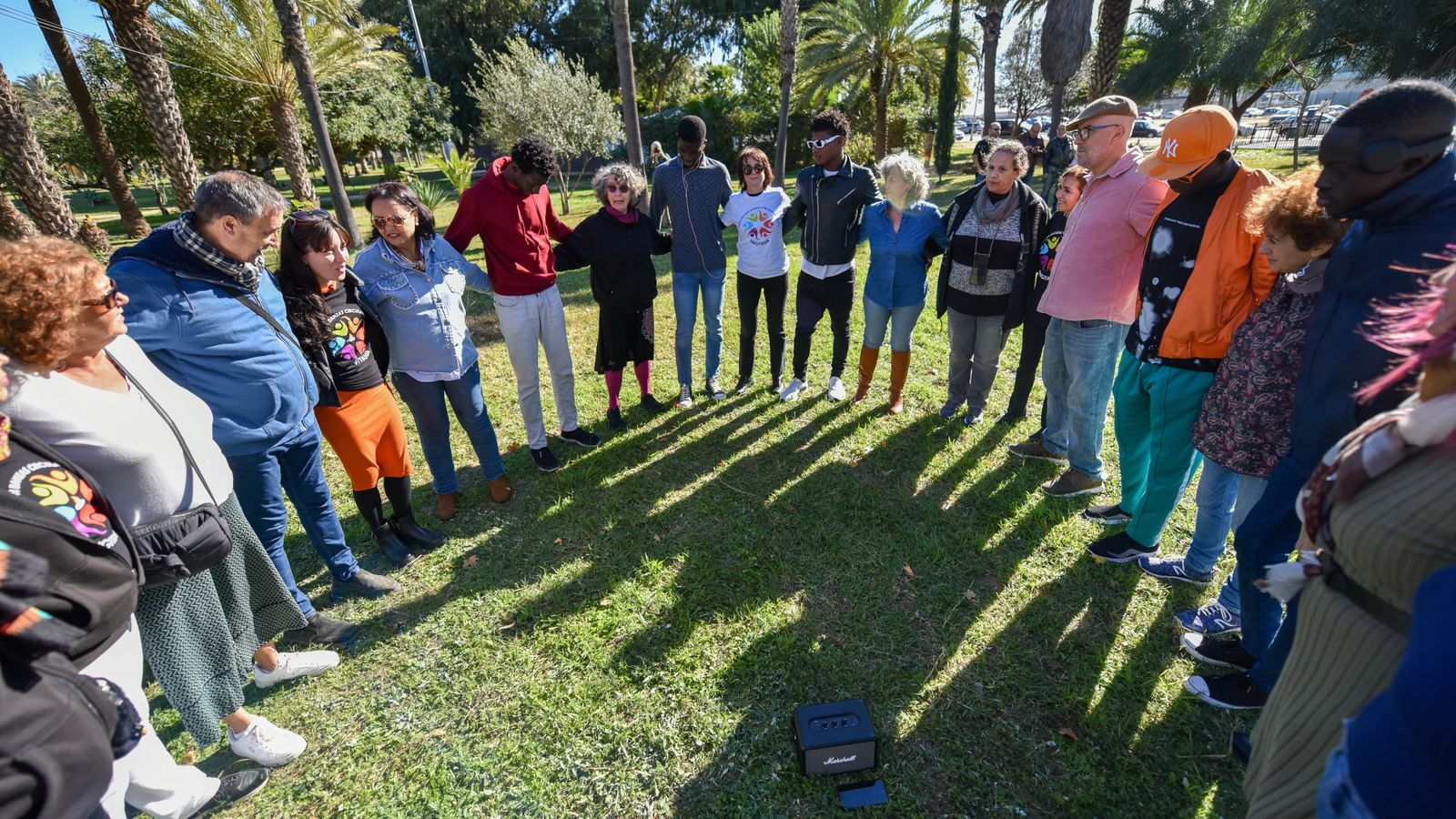 Danza circular en la parque Princesa Sofia, en imágenes