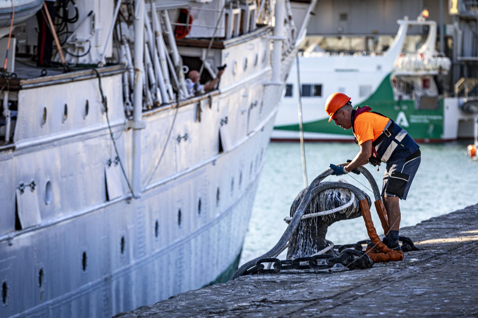 Las imágenes de la llegada del buque 'Juan Sebastián de Elcano' a Cádiz