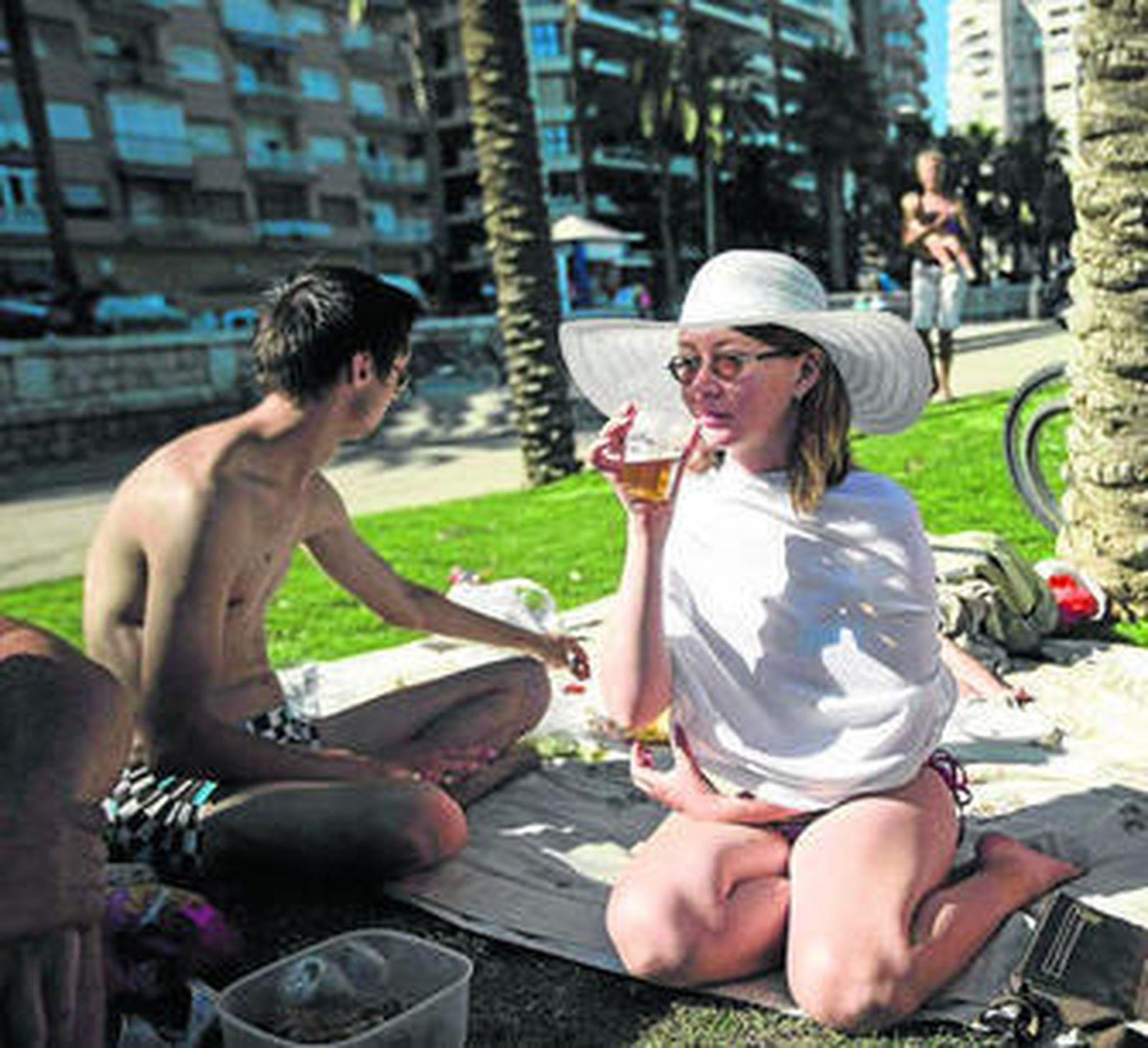 Turistas rusos en la playa de la Malagueta, en Málaga.