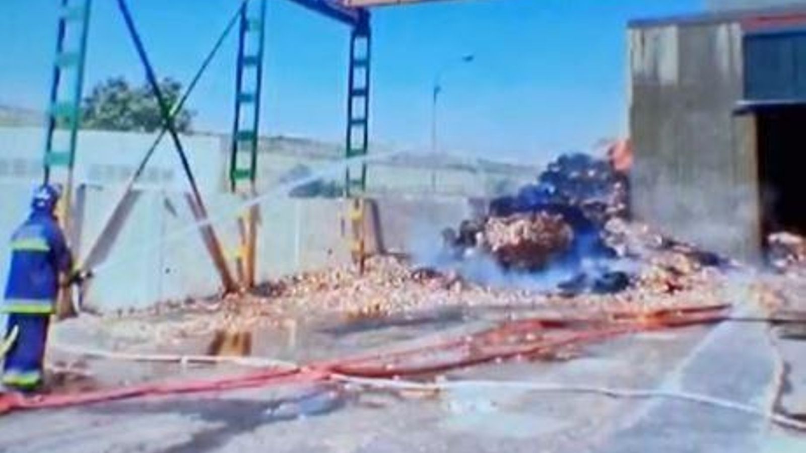 Los bomberos enfrían la anterior fábrica, totalmente calcinada. Los bomberos enfrían la anterior fábrica, totalmente calcinada.