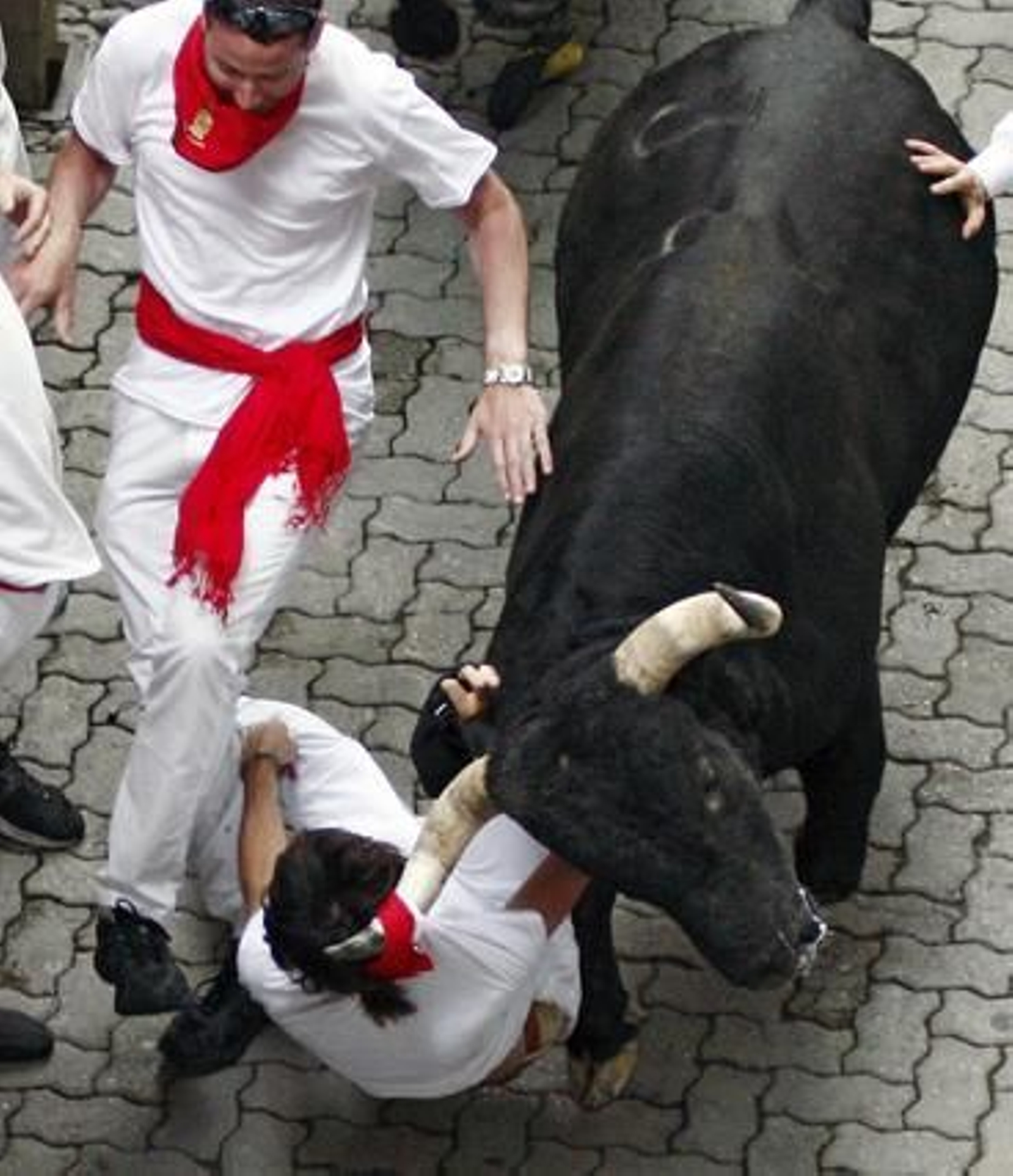 El primer encierro de 2012 finaliza con una cornada en el primer tramo y la entrada en la plaza de un toro con un mozo en una de sus astas.

Foto: EFE / Reuters