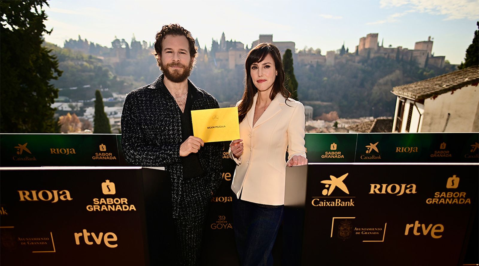 Por primera vez, la Academia de Cine anuncia las nominaciones a los Goya fuera de Madrid: lo hizo en el Carmen de la Victoria, con vistas a la Alhambra, con los actores Álvaro Cervantes y Natalia de Molina