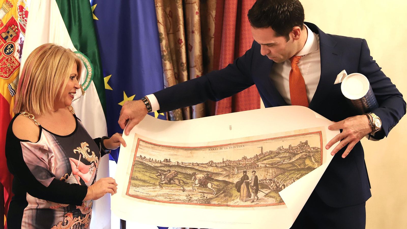 El tenor jerezano contempla junto a la alcaldesa un grabado antiguo de Jerez, regalo que recibió durante su nombramiento.