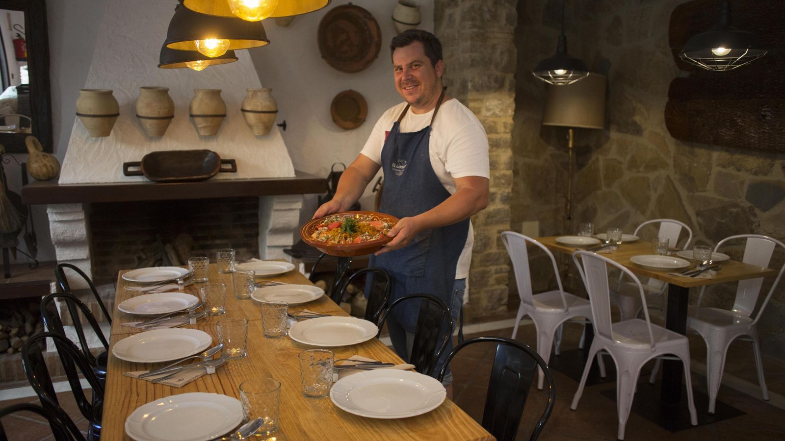 Miguel Herrera muestra una de sus elaboraciones en su restaurante