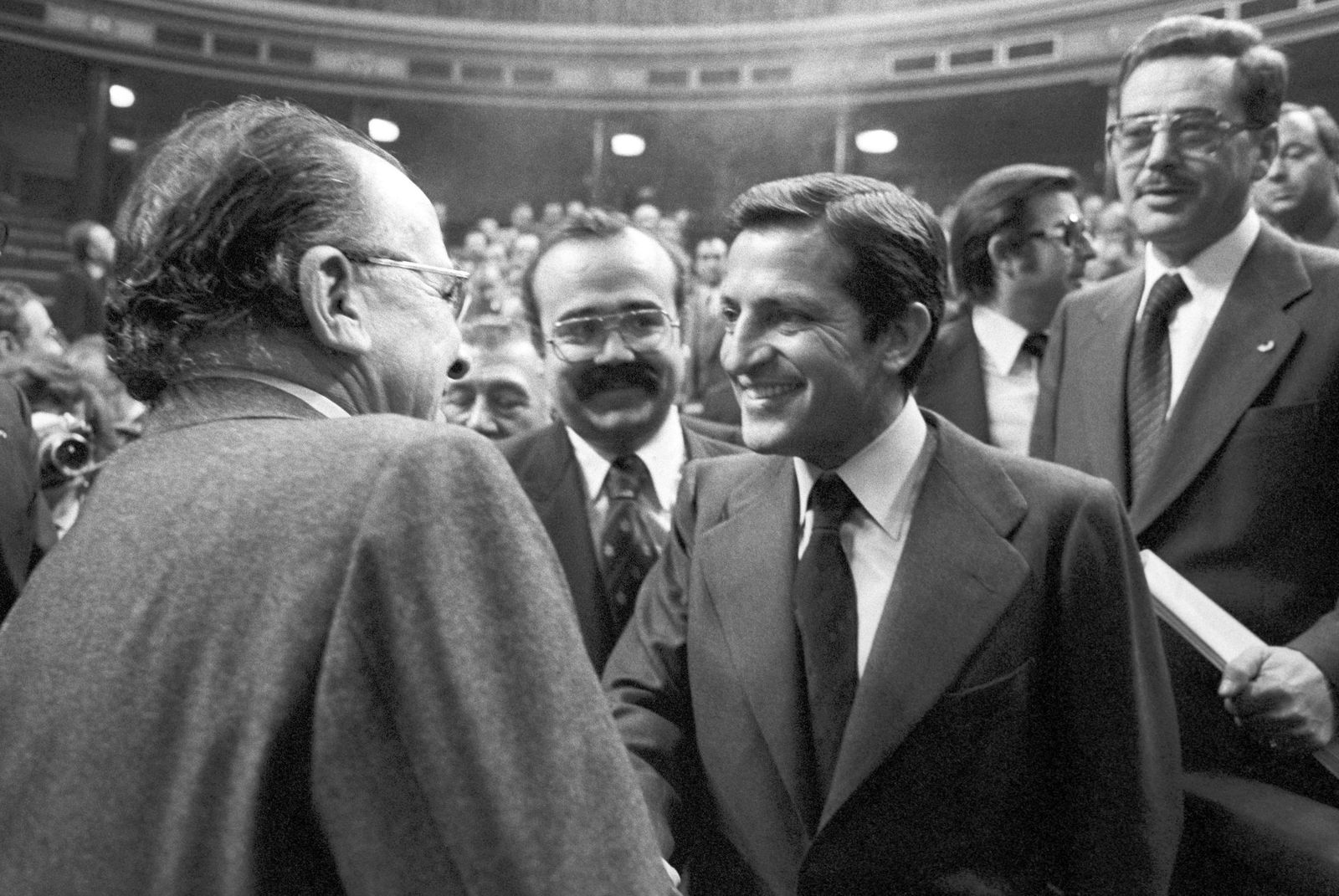 Santiago Carrillo saluda al entonces presidente del Gobierno, Adolfo Suárez