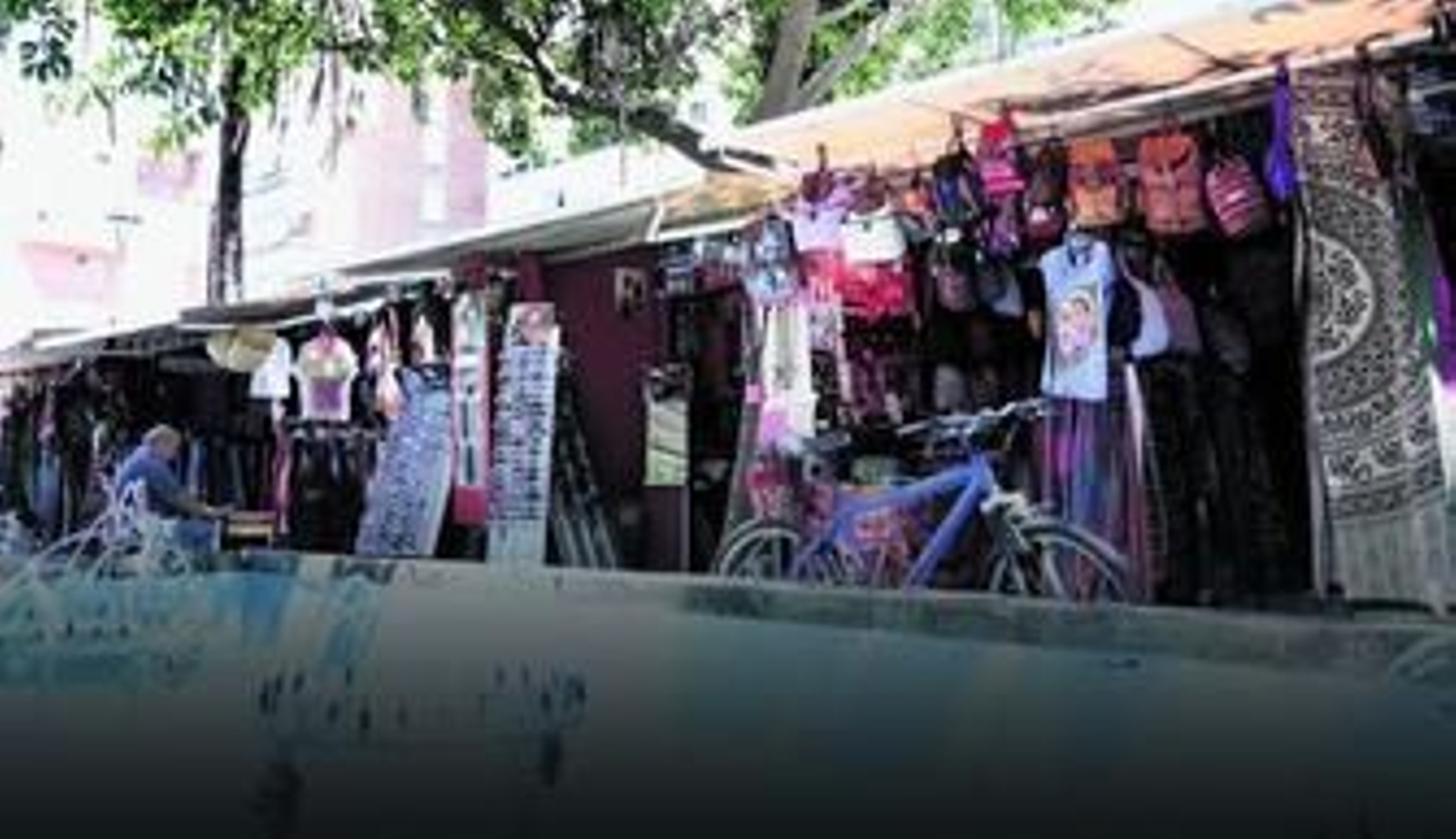 1. Imagen de varios puestos en su actual localización en la explanada de la estación María Zambrano. 2. Dos vendedores de la asociación de comerciantes en su primera etapa, detrás el edificio de Hacienda 3.  Dos tenderos muestran bolsos de cuero hechos a mano por ellos en su quiosco.