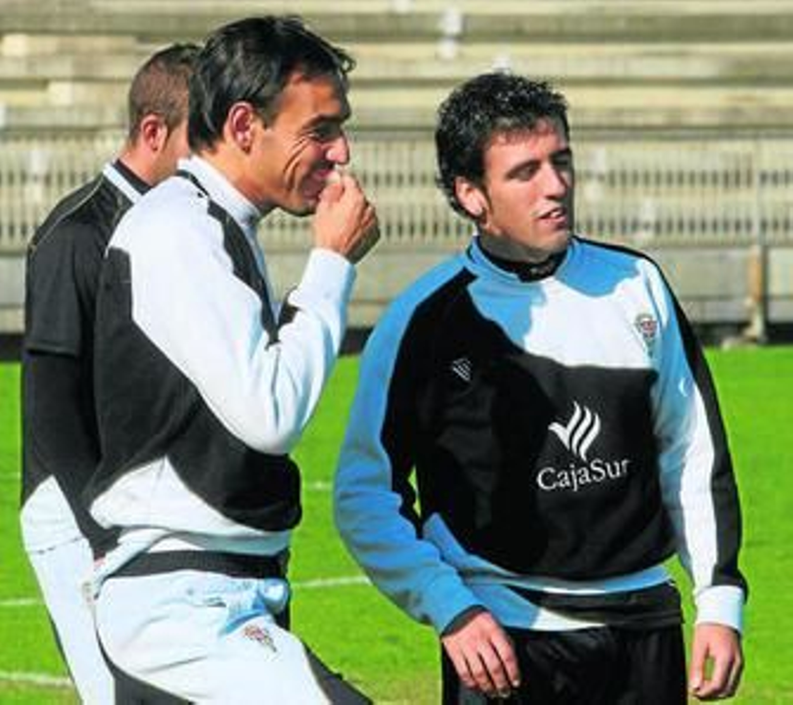 Tena sonríe junto a Alberto Aguilar y Fuentes en un entrenamiento.