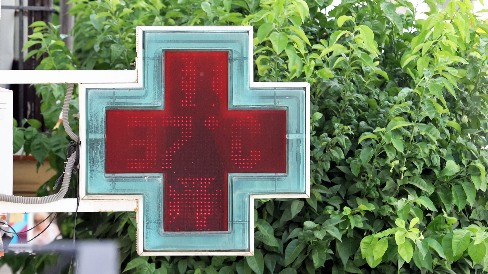 El termómetro de una farmacia del centro de Jerez marca 37º, aunque este lunes alcanzarán los 40º. El termómetro de una farmacia del centro de Jerez marca 37º, aunque este lunes alcanzarán los 40º.