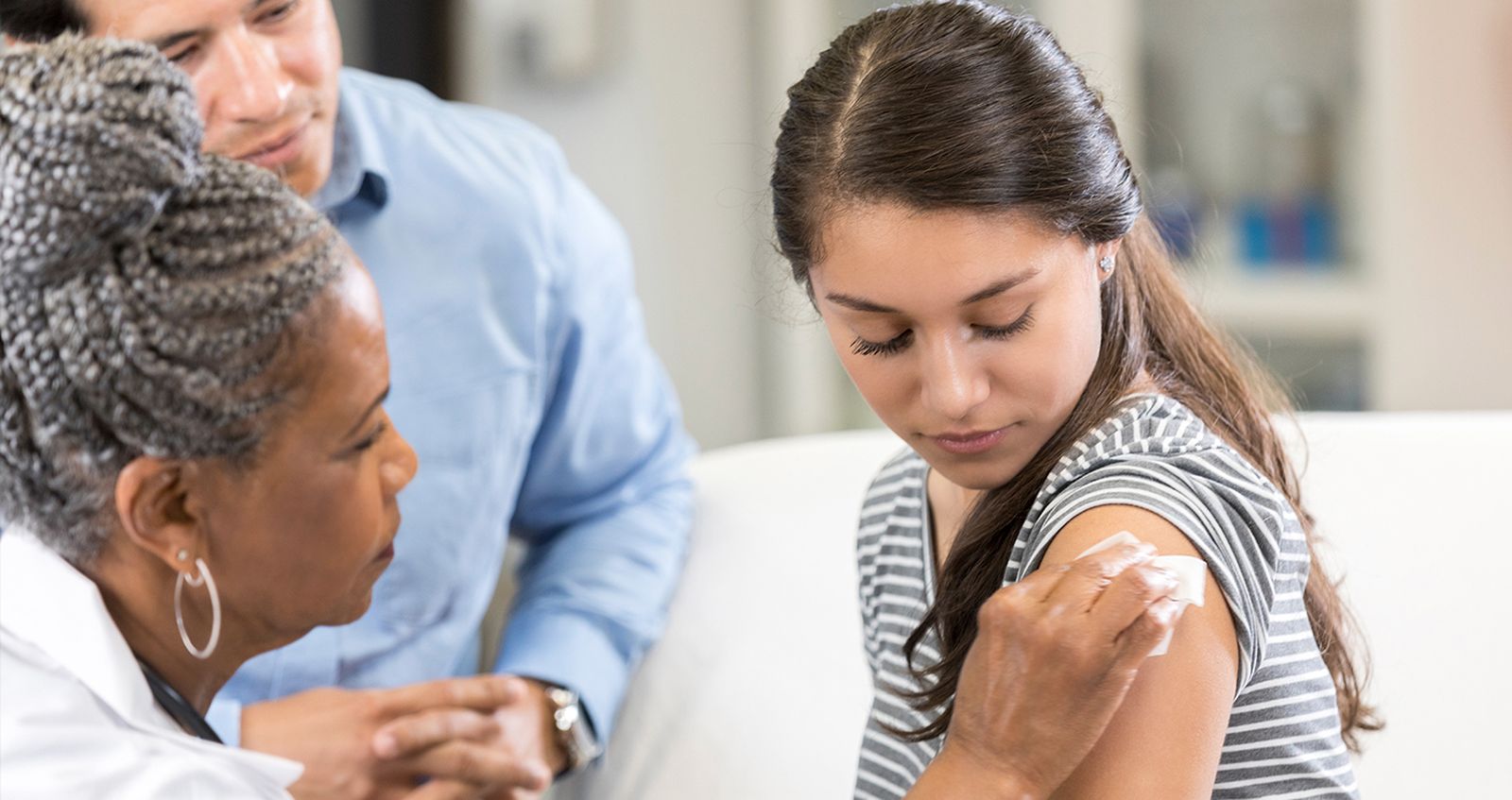 Una joven recibe la vacuna contra el coronavirus.