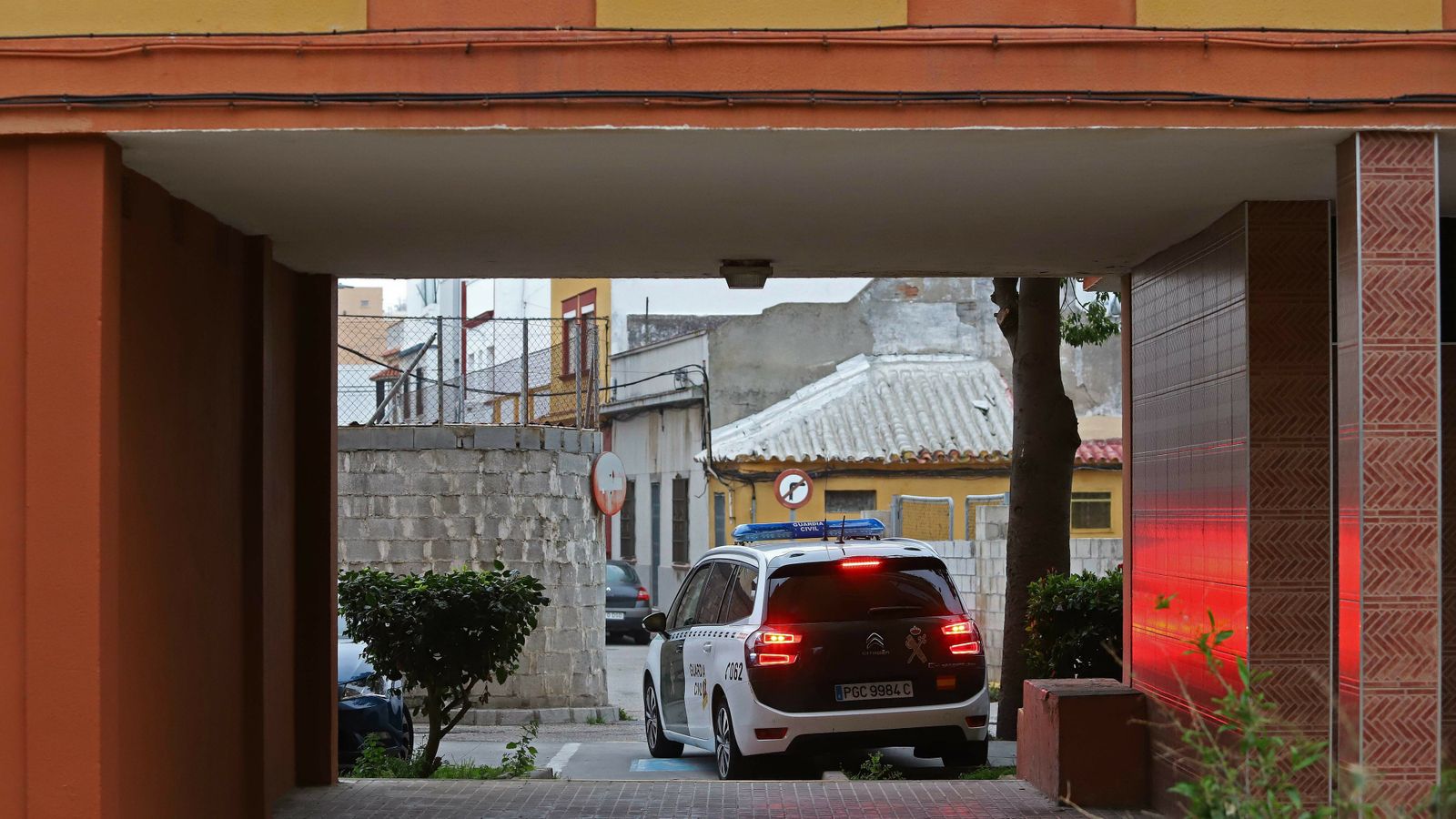 Fotos del registro de la Guardia Civil en la calle Guadalupe de La Línea