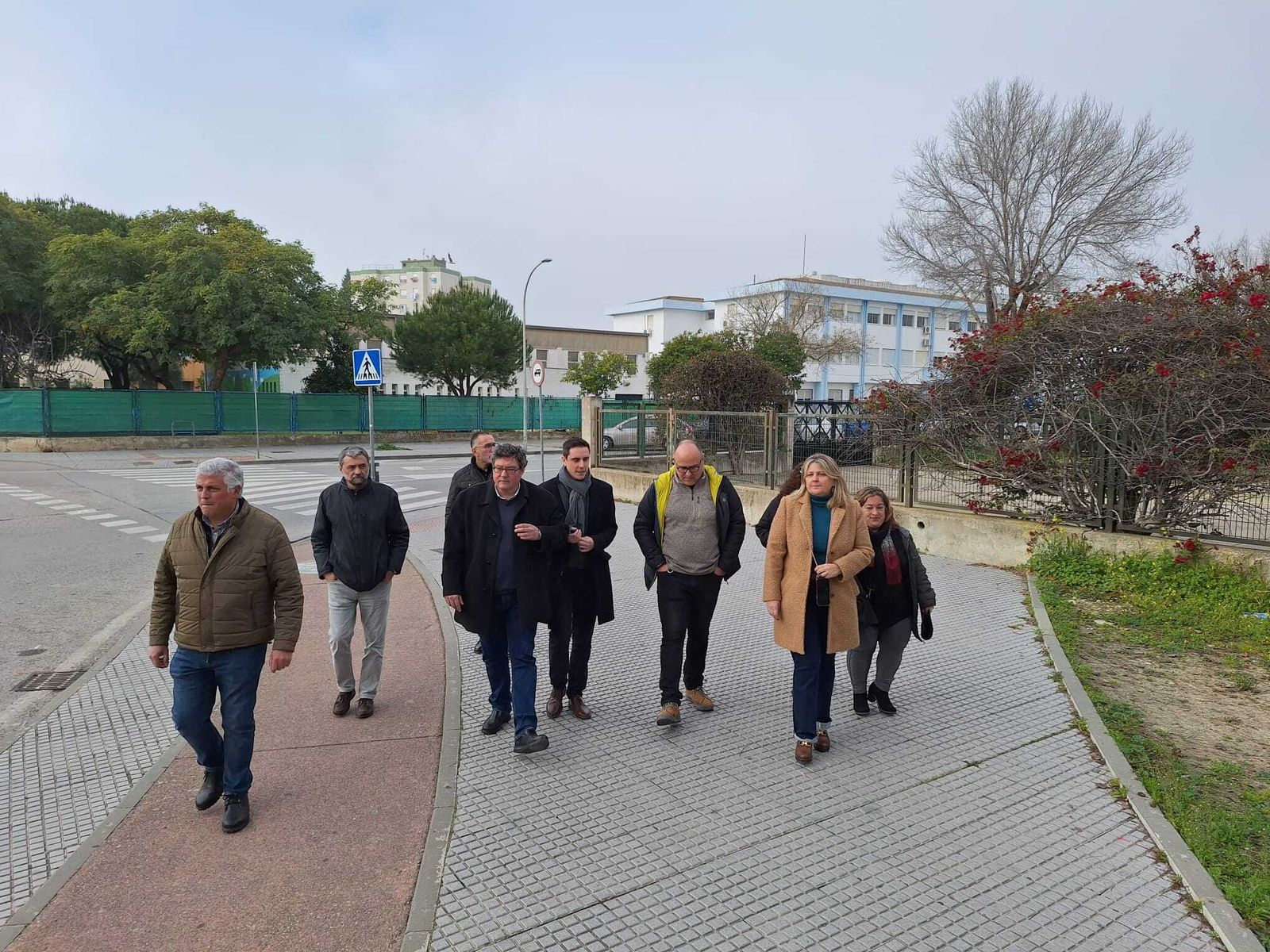 Espinar y Aparicio, junto a la directora del Almunia y representantes del Ampa.