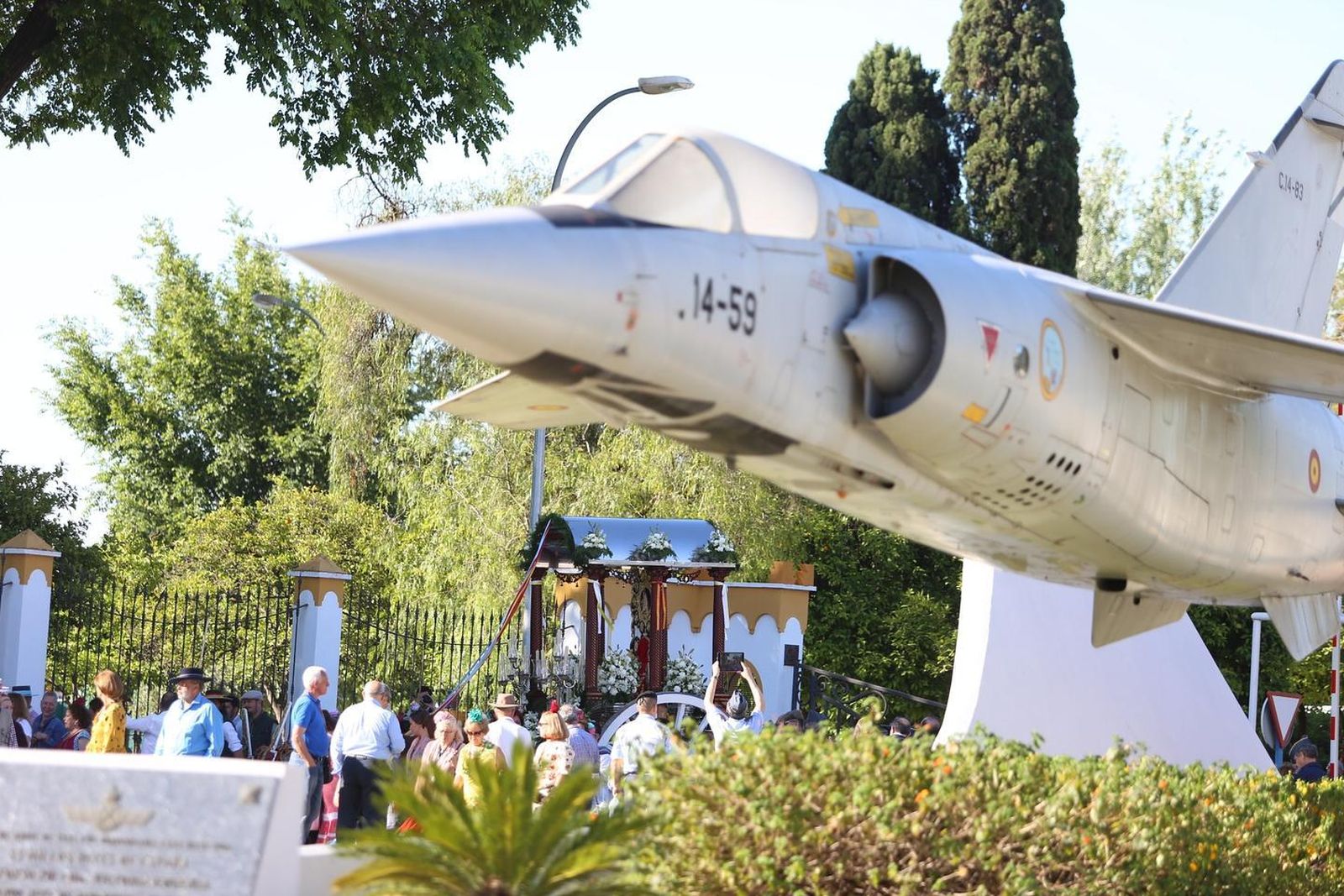 La salida hacia El Rocío de la Hermandad Castrense