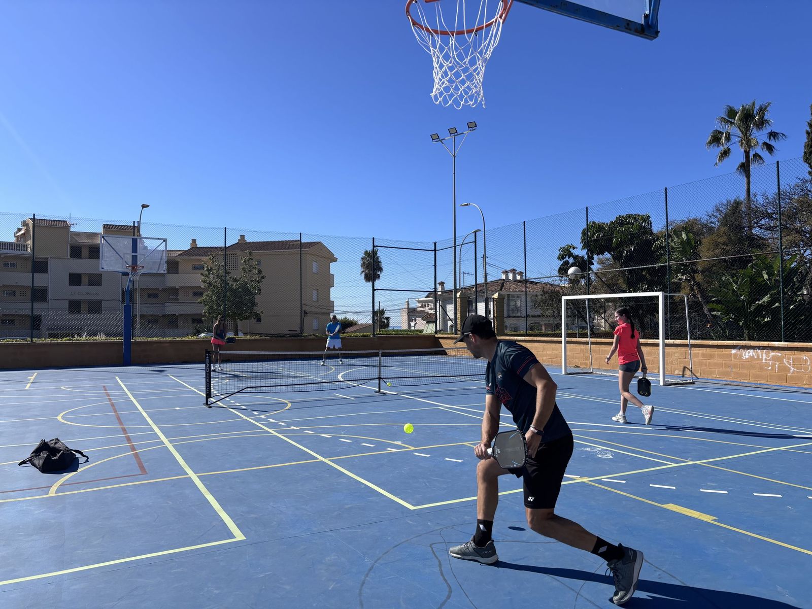 Imagen de un entrenamiento de club Pickleball la Axarquía en Torre de Benagalbón