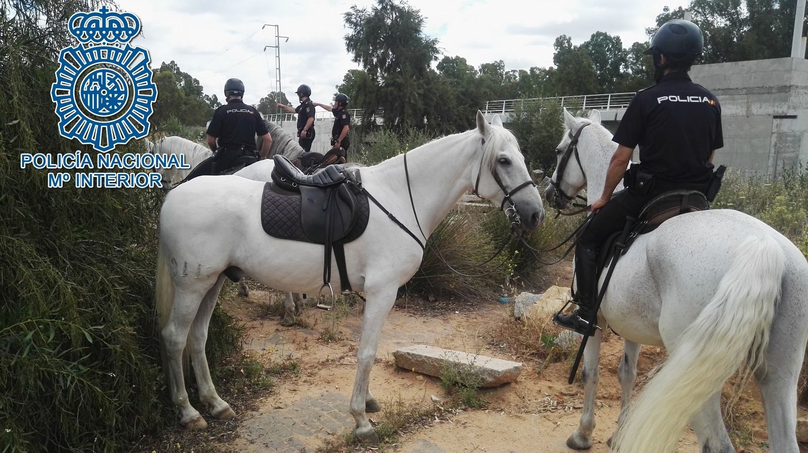 Policías a caballo en la zona en la que ha sido encontrado el cadáver.