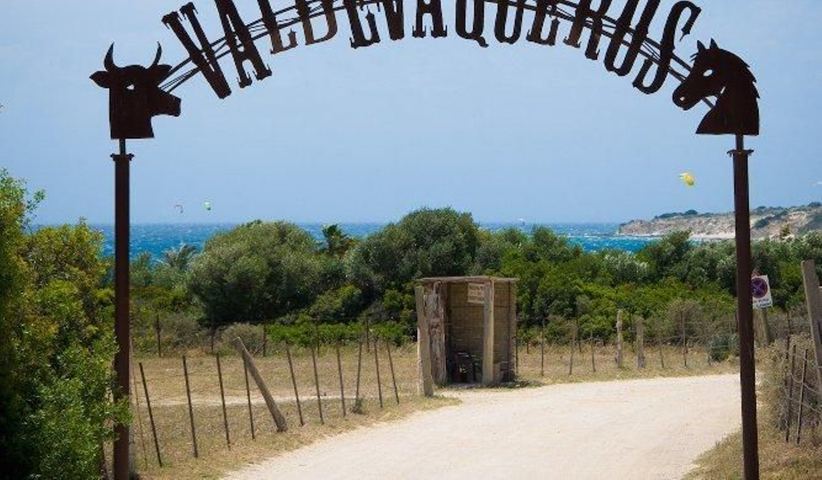 La entrada a la zona de Valdevaqueros donde se encuentran los dos aparcamientos.