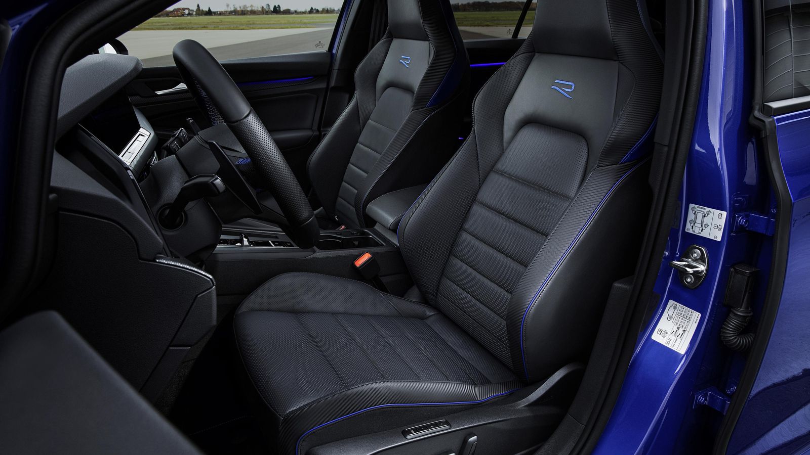 Asientos tipos bacquet para garantizar el máximo agarre lateral en curva.