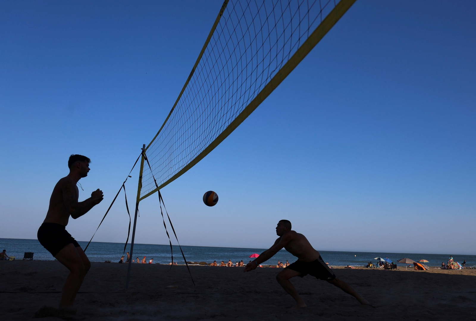 Grupo jugando al vóley en la Misericordia.
