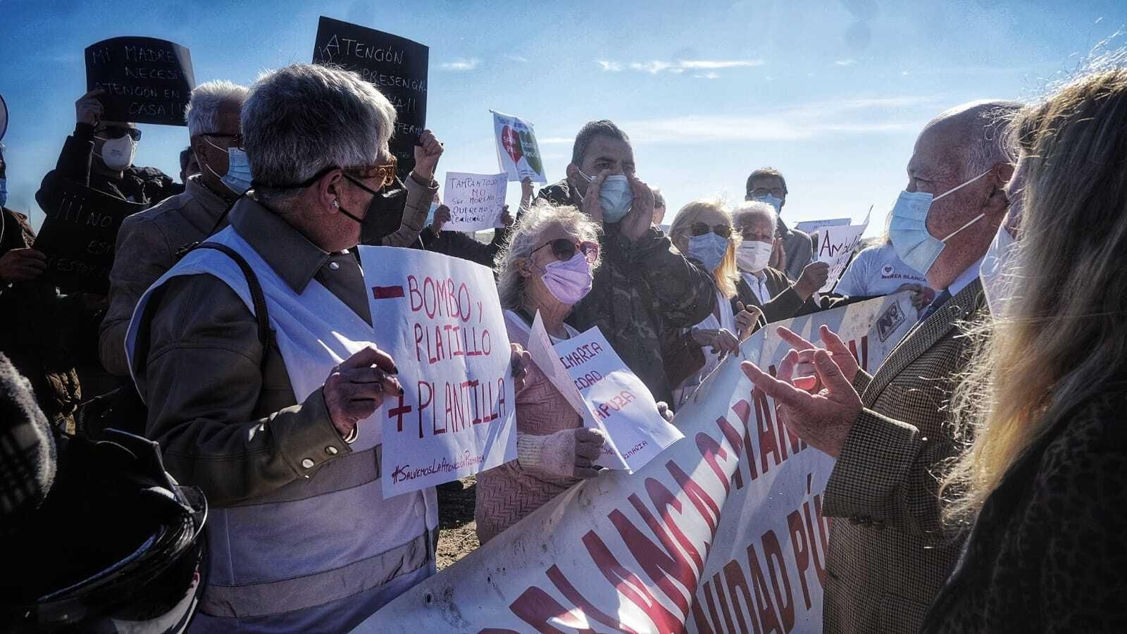 El consejero de Salud, Jesús Aguirre, hablando con los manifestantes. El consejero de Salud, Jesús Aguirre, hablando con los manifestantes.