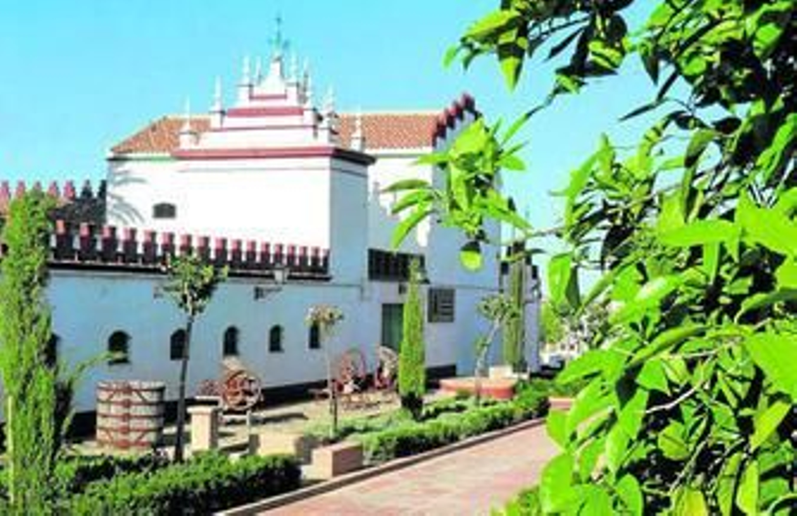 1. Una estampa de la Hacienda Nuestra Señora de los Remedios, en Espartinas. 2. Pepe Delgado y los Dientes Largos, en pleno concierto de blues en el Gastrobar. 3. Una profesora explica a los niños los entresijos de la escultura en un taller de dibujo al aire libre. 4. Una imagen de la terraza del Gastrobar del Espacio Tangram. 5. Maru Iglesias, en primer término, junto con sus compañeros de La Tangente y Gralec en los jardines de la hacienda.