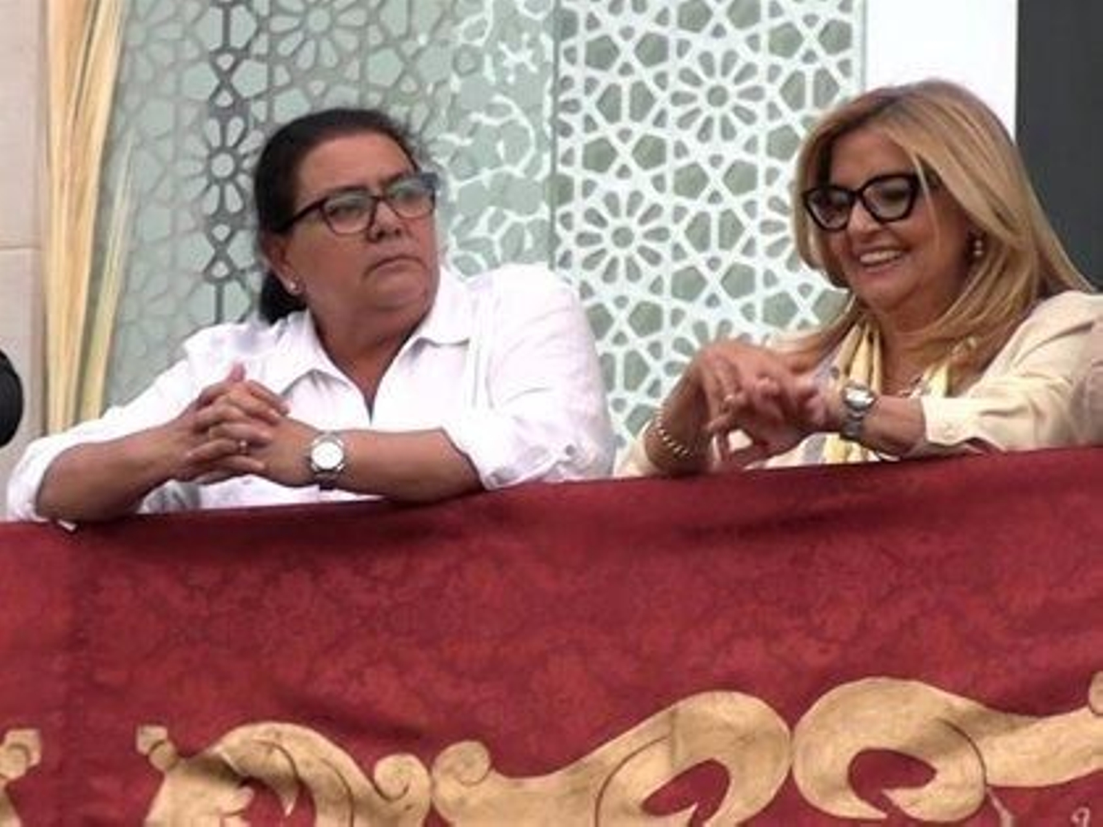 María del Monte y María Casal en un balcón ante la catedral sevillana María del Monte y María Casal en un balcón ante la catedral sevillana