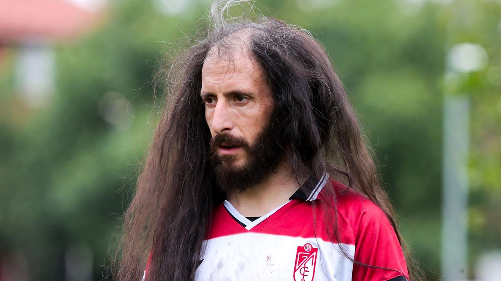 Imagen que tendría un aficionado del Granada CF sin cortar el pelo desde 2009