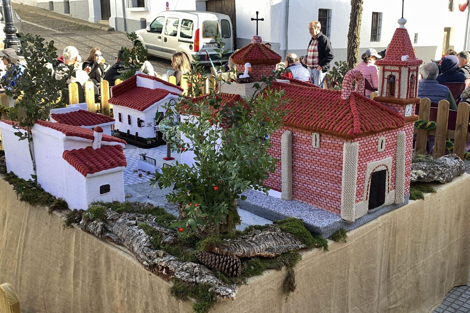 Adornos navideños de ganchillo engalanan Castaño de Robledo,