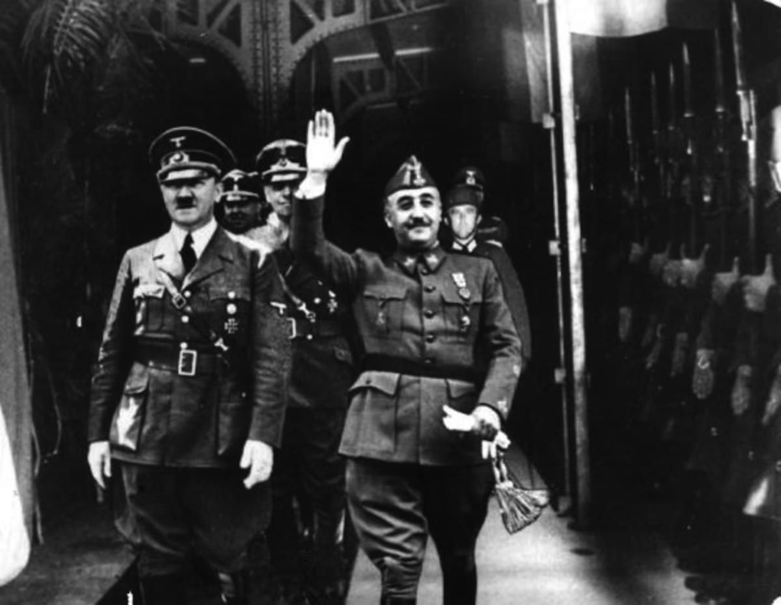 Foto manipulada de Franco junto al dictador alemán pasando revista a las tropas en territorio francés Foto manipulada de Franco junto al dictador alemán pasando revista a las tropas en territorio francés